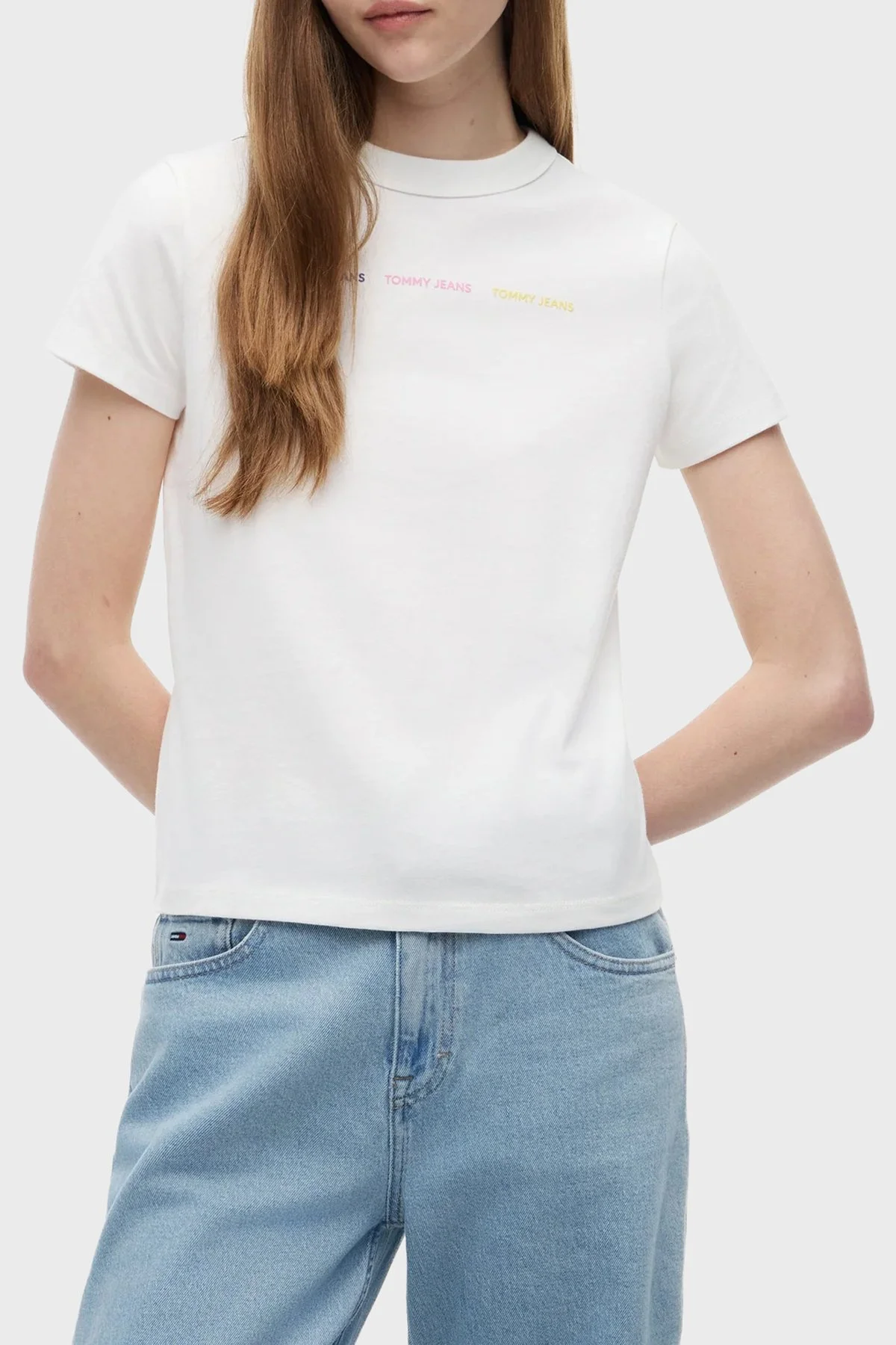 Tommy Jeans Logolu Pamuklu Bisiklet Yaka Kadın T Shirt DW0DW22905 YBL Beyaz - 1