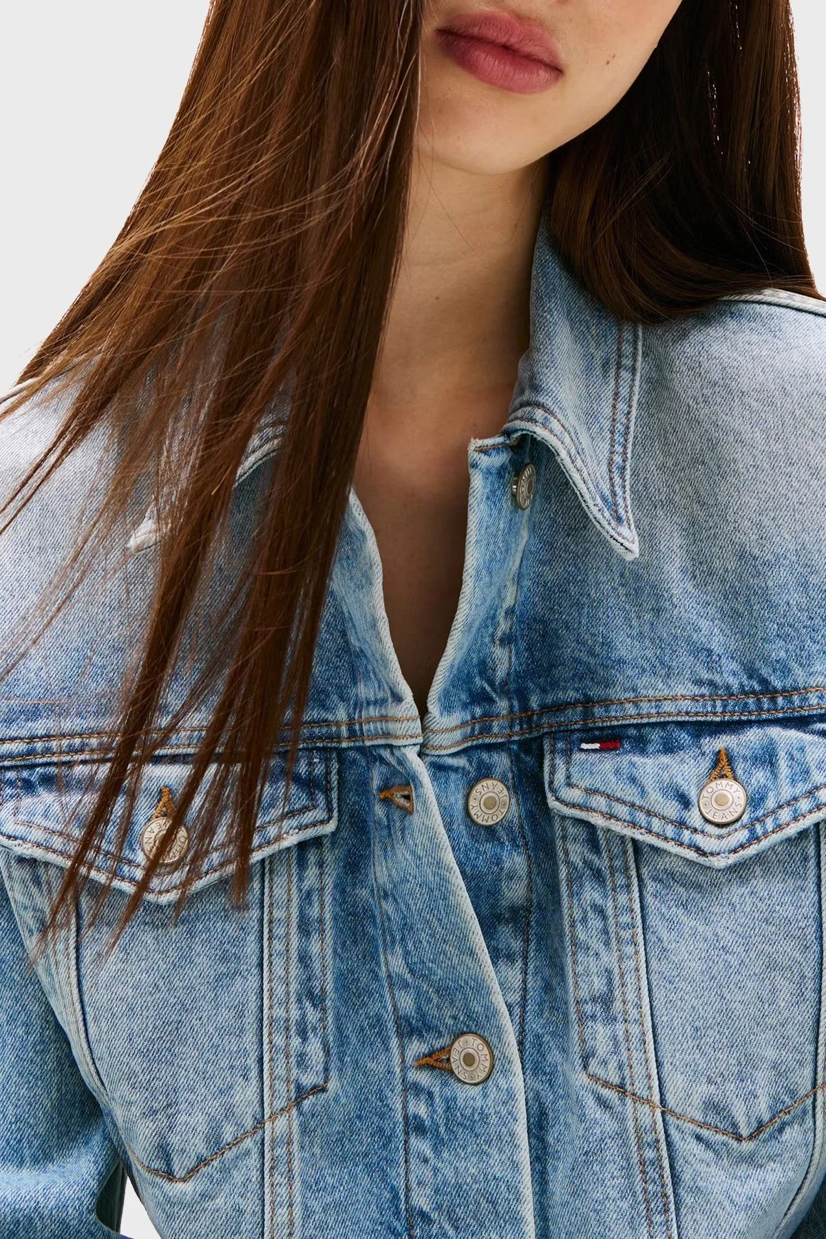 Tommy Jeans Logolu Pamuklu Oversize Fit Kalsik Yaka Crop Bayan Kot Ceket DW0DW21063 1A5 MAVİ - 4