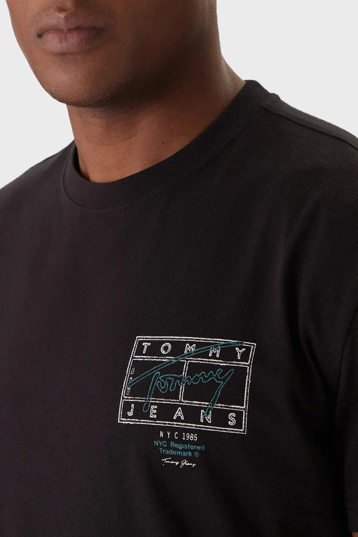 Tommy Jeans Logolu Pamuklu Regular Fit Bisiklet Yaka Erkek T Shirt DM0DM22319 BDS SİYAH - 4