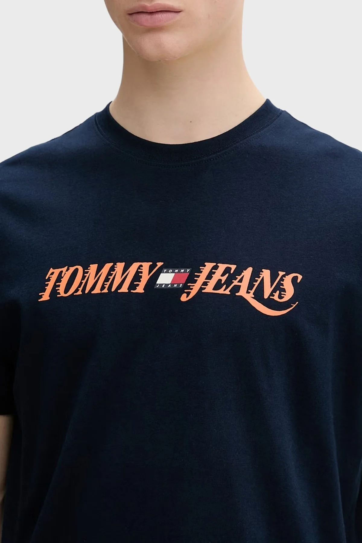 Tommy Jeans Logolu Pamuklu Regular Fit Bisiklet Yaka Erkek T Shirt DM0DM22548 C1G LACİVERT - 4