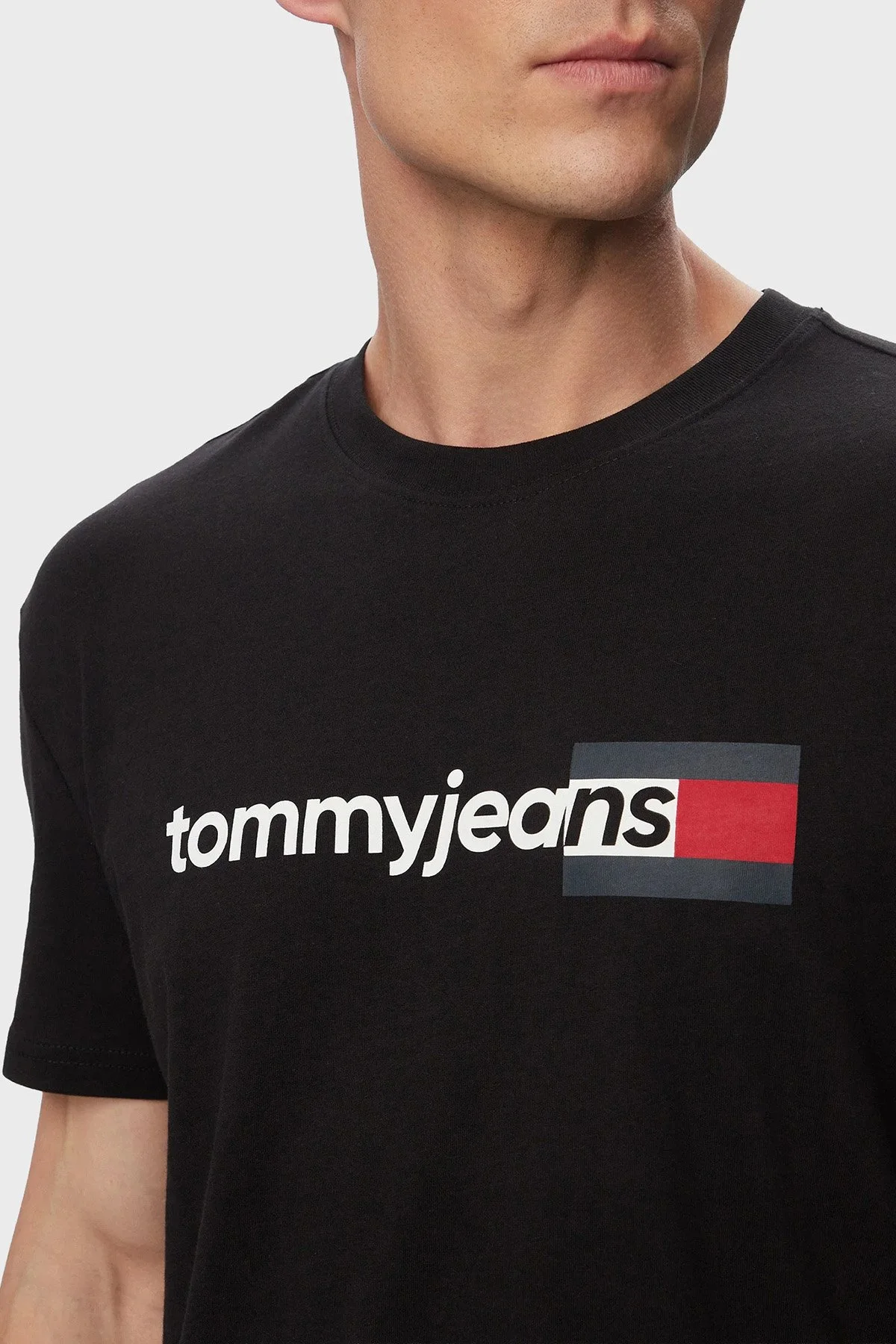 Tommy Jeans Logolu Pamuklu Regular Fit Bisiklet Yaka Erkek T Shirt DM0DM23406 BDS Siyah - 4