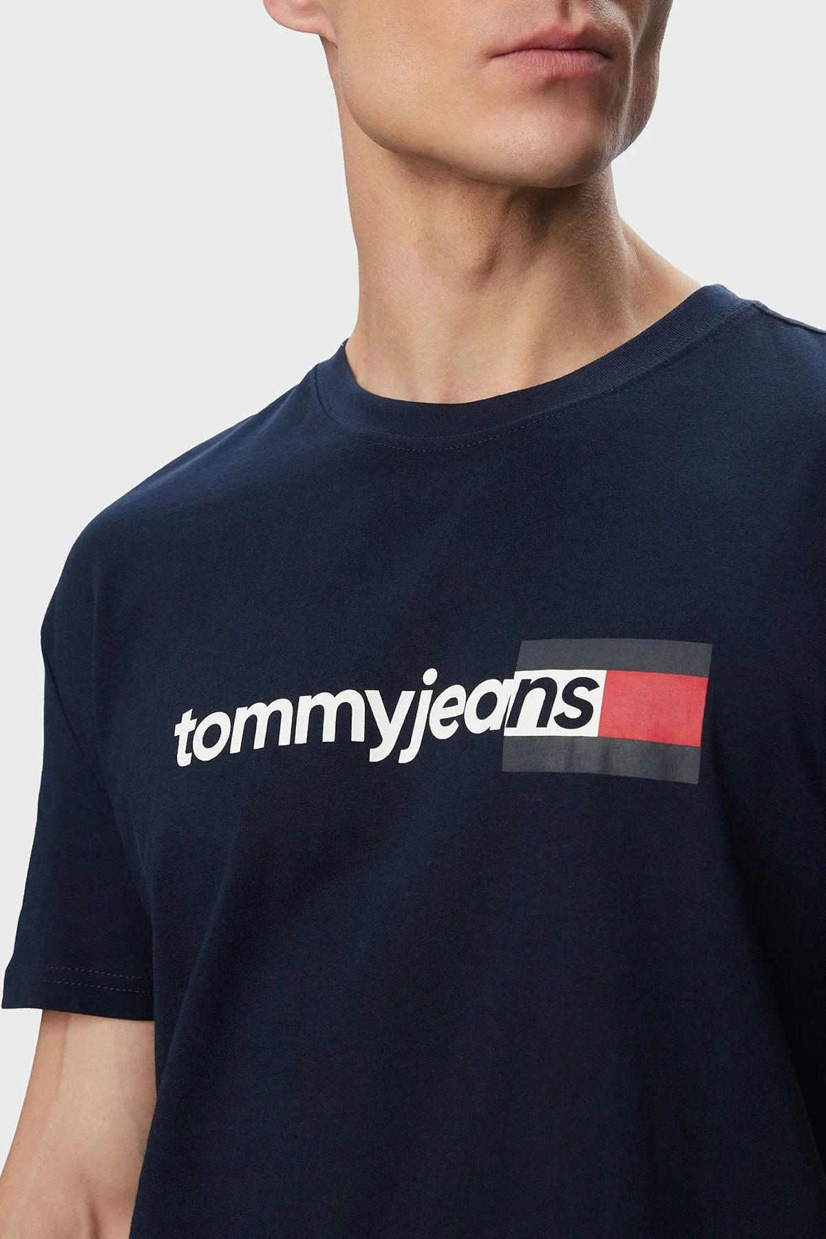 Tommy Jeans Logolu Pamuklu Regular Fit Bisiklet Yaka Erkek T Shirt DM0DM23406 C1G Lacivert - 3