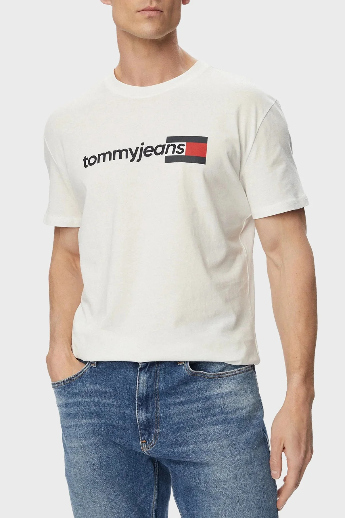 Tommy Jeans Logolu Pamuklu Regular Fit Bisiklet Yaka Erkek T Shirt DM0DM23406 YBL Beyaz - 1