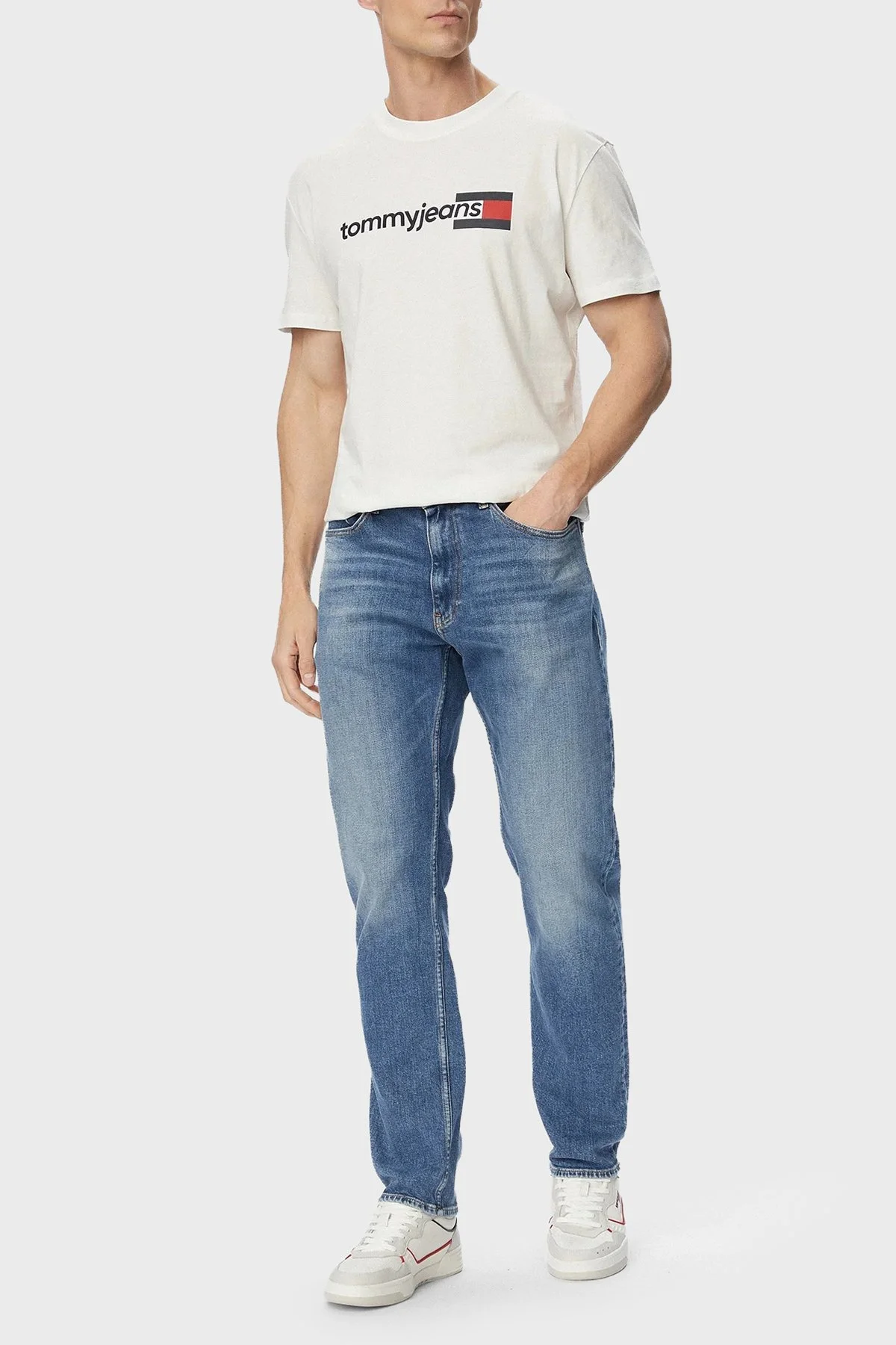 Tommy Jeans Logolu Pamuklu Regular Fit Bisiklet Yaka Erkek T Shirt DM0DM23406 YBL Beyaz - 2