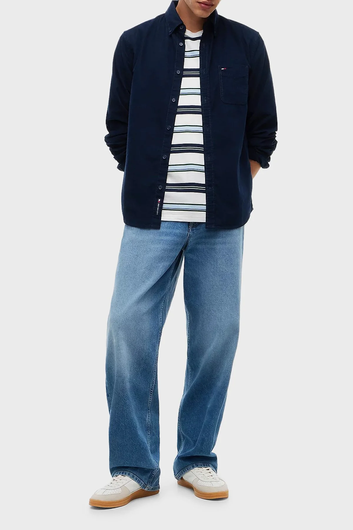 Tommy Jeans Logolu Pamuklu Regular Fit Düğmeli Yaka Erkek Gömlek DM0DM23517 C1G Lacivert - 2