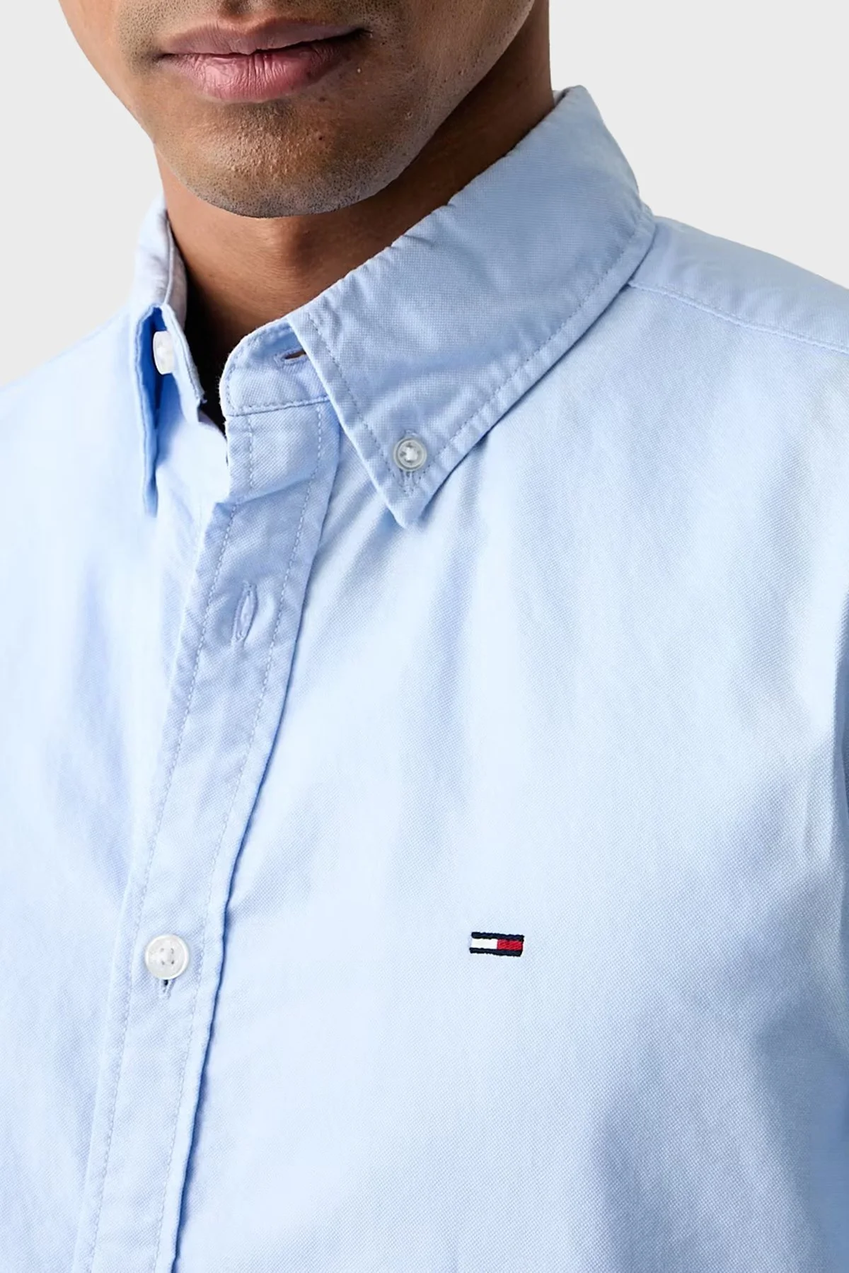 Tommy Jeans Logolu Pamuklu Regular Fit Düğmeli Yaka Erkek Gömlek DM0DM23711 C3Q Açık mavi - 4