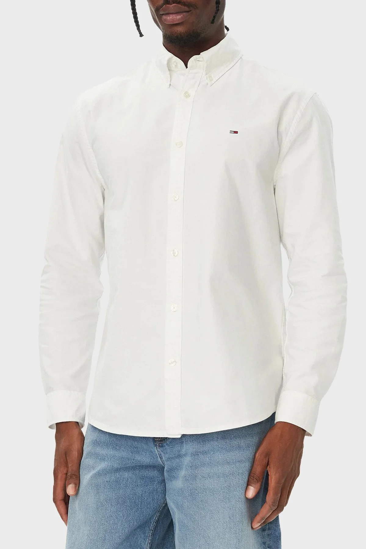 Tommy Jeans Logolu Pamuklu Regular Fit Düğmeli Yaka Erkek Gömlek DM0DM23711 YBL Beyaz - 1