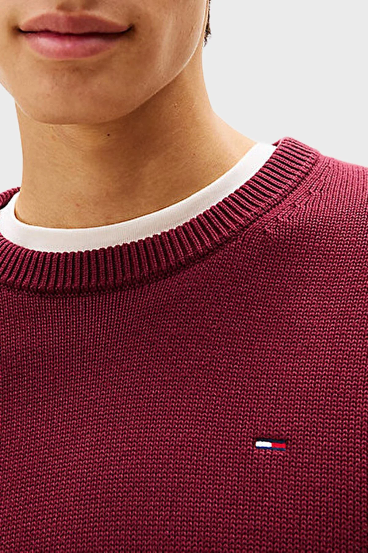 Tommy Jeans Logolu Pamuklu Slim Fit Bisiklet Yaka Örme Erkek Kazak DM0DM21787 XIU KIRMIZI - 4