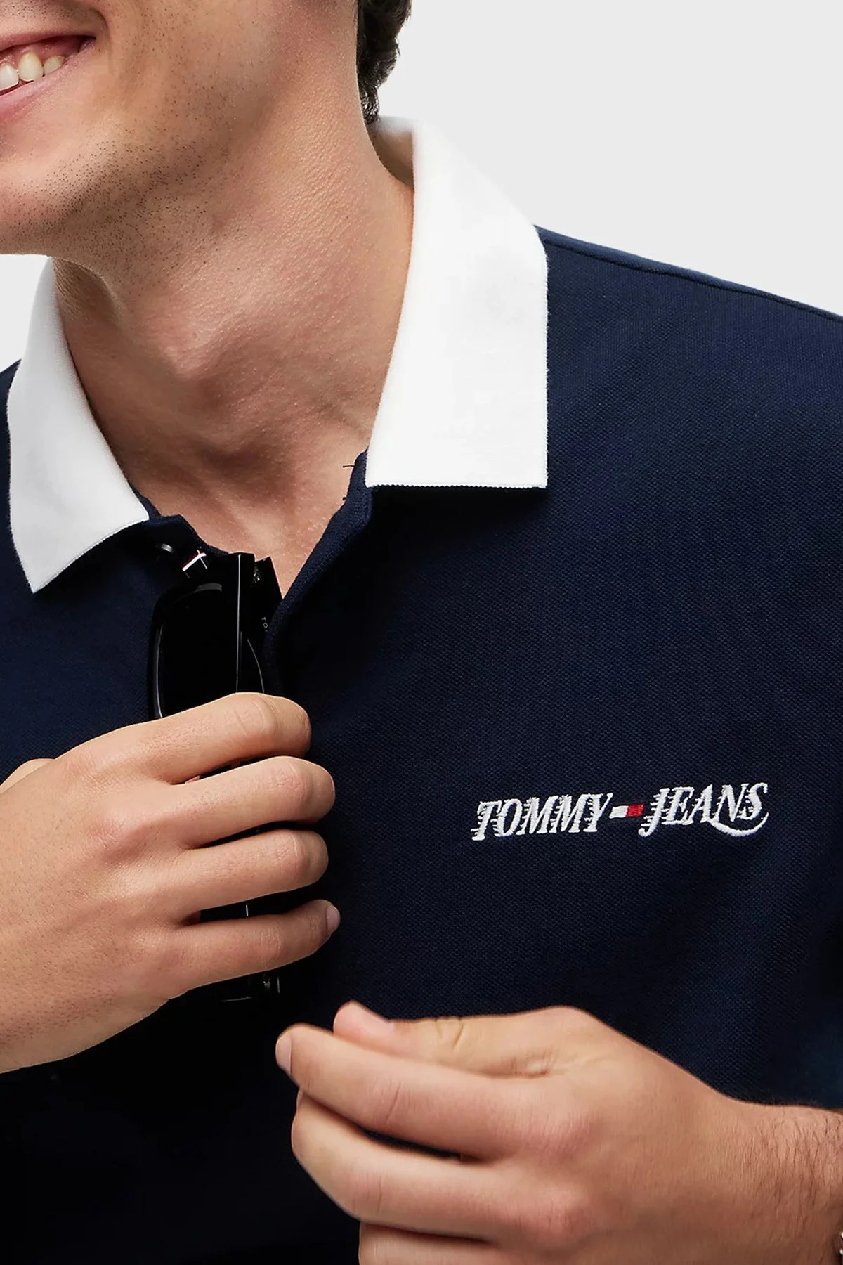 Tommy Jeans Logolu Pamuklu Standart Fit Düğmeli Erkek Polo Yaka T Shirt DM0DM23036 C1G LACİVERT - 4