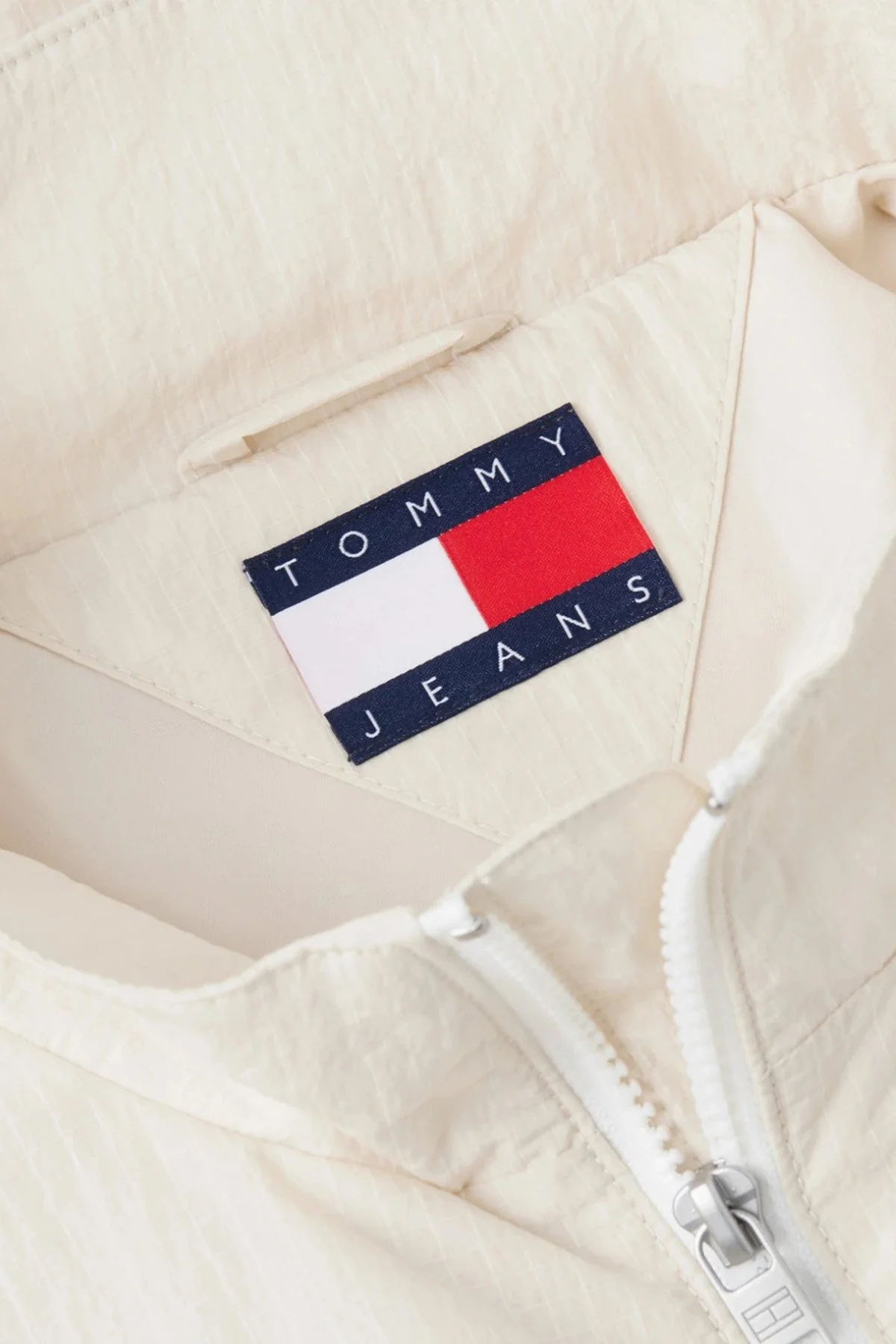 Tommy Jeans Logolu Regular Fit Dik Yaka Erkek Mont DM0DM23229 ACI Bej - 5