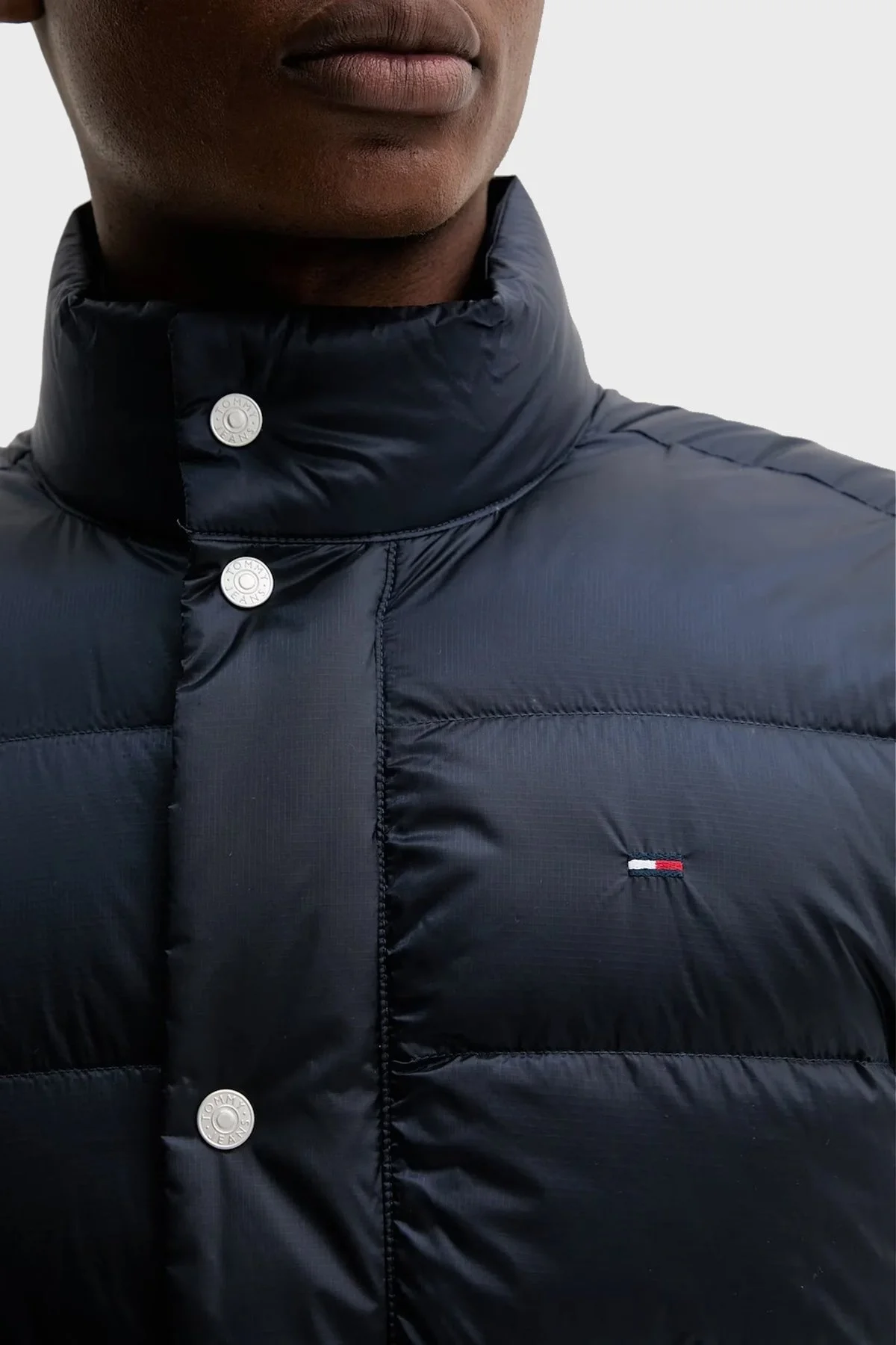 Tommy Jeans Logolu Regular Fit Dik Yaka Kapitoneli Şişme Erkek Yelek DM0DM21777 C1G LACİVERT - 4