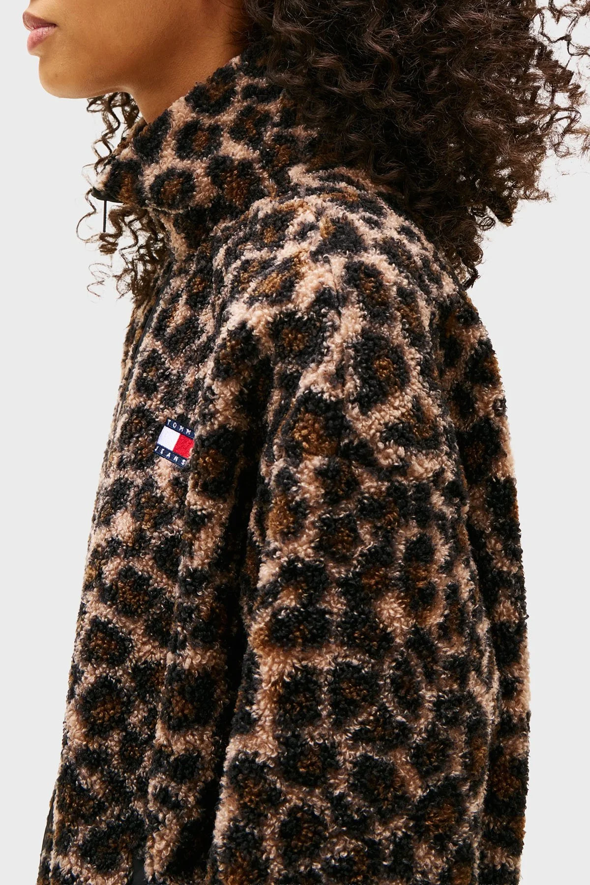 Tommy Jeans Logolu Regular Fit Leopar Desenli Fermuarlı Bayan Sweat DW0DW21596 0HD KAHVE - 3