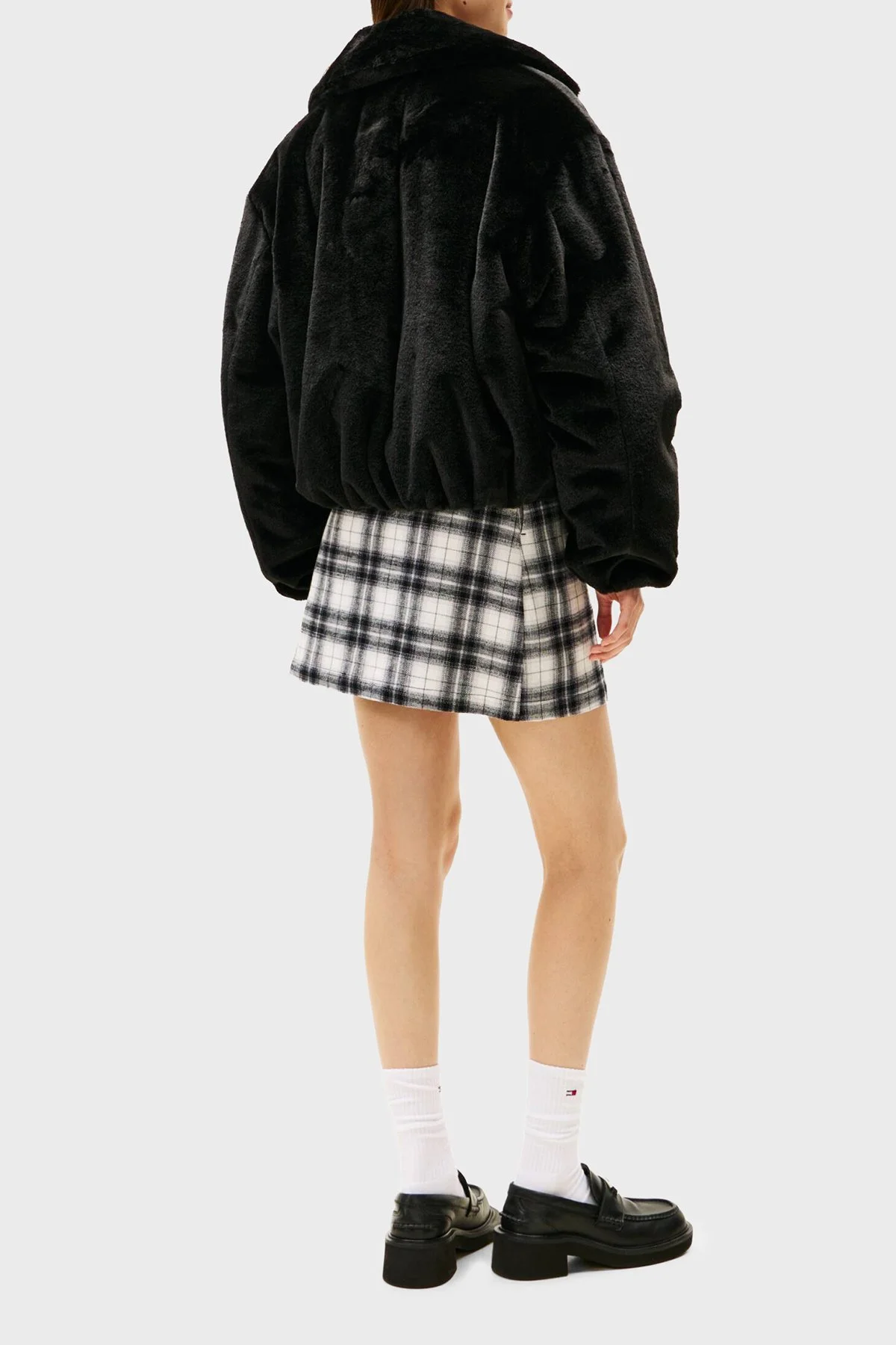 Tommy Jeans Logolu Relaxed Fit Ceket Yaka Yumuşak Dokulu Bayan Mont DW0DW21669 BDS SİYAH - 3