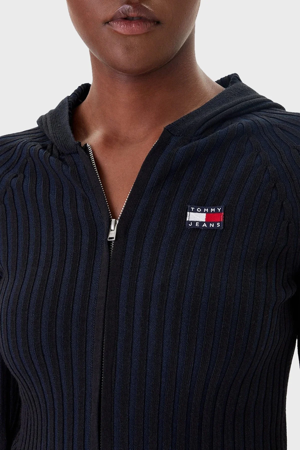 Tommy Jeans Logolu Slim Fit Kapüşonlu Ribana Örgülü Crop Bayan Sweat DW0DW20974 BDS SİYAH - 4