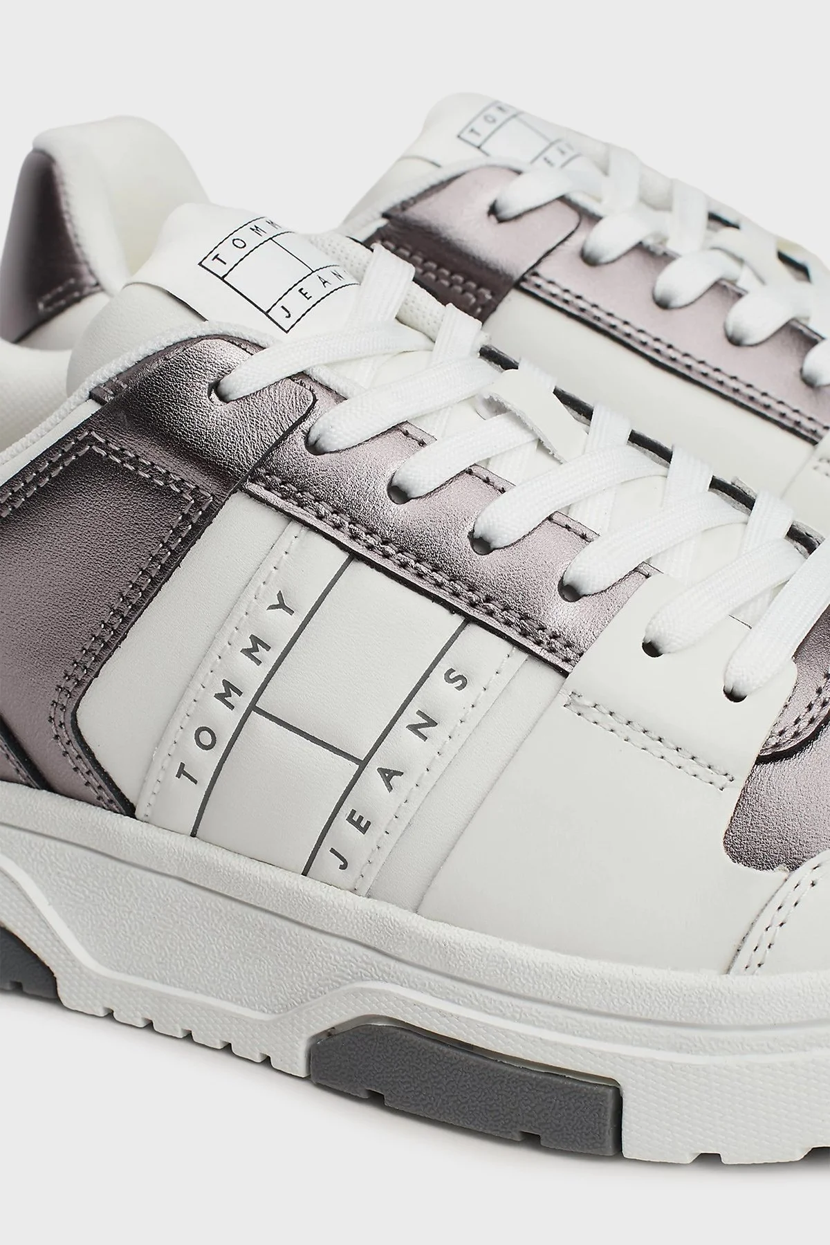 Tommy Jeans Metalik Deri Logolu Sneaker Bayan Ayakkabı EN0EN02591 TRH BEYAZ-GÜMÜŞ - 4