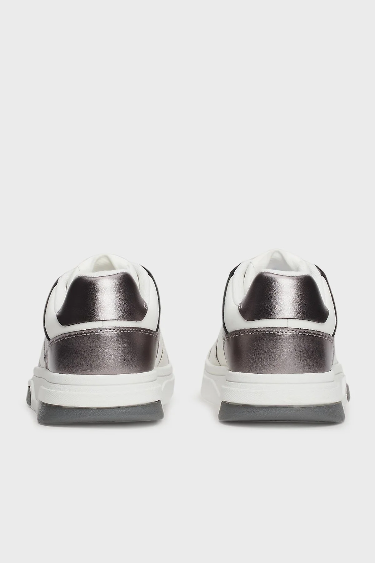 Tommy Jeans Metalik Deri Logolu Sneaker Bayan Ayakkabı EN0EN02591 TRH BEYAZ-GÜMÜŞ - 5