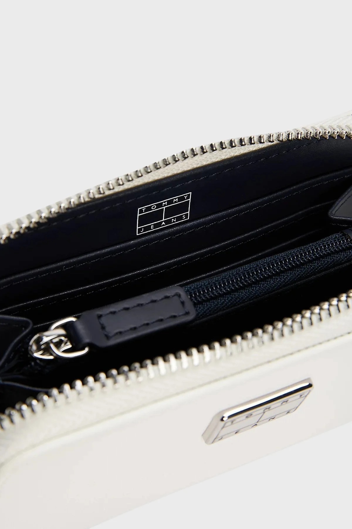 Tommy Jeans Metalik Logolu Fermuarlı Bayan Cüzdan AW0AW17298 YBH BEYAZ - 3