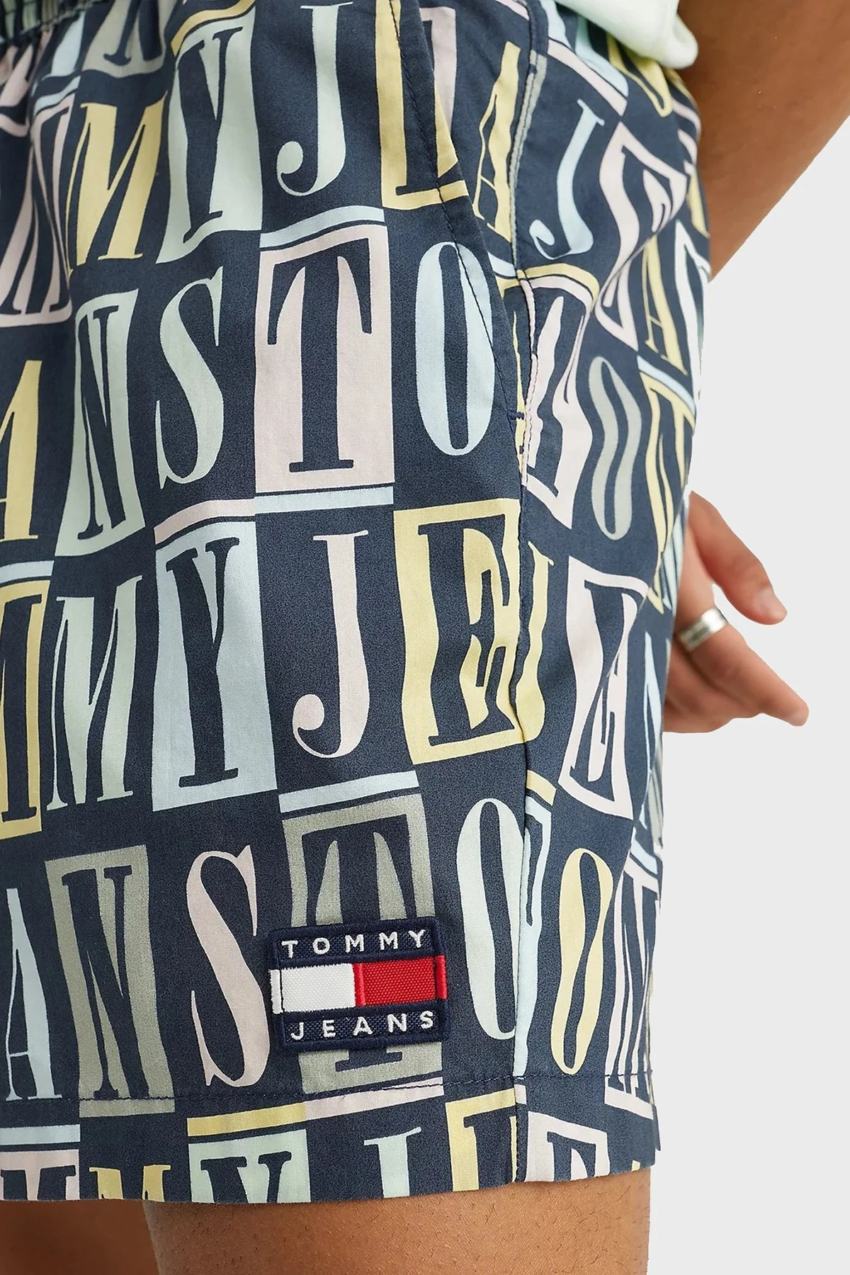 Tommy Jeans Organik Pamuklu Regular Fit Cepli Erkek Mayo Short DM0DM15971 DX2 LACİVERT - 4