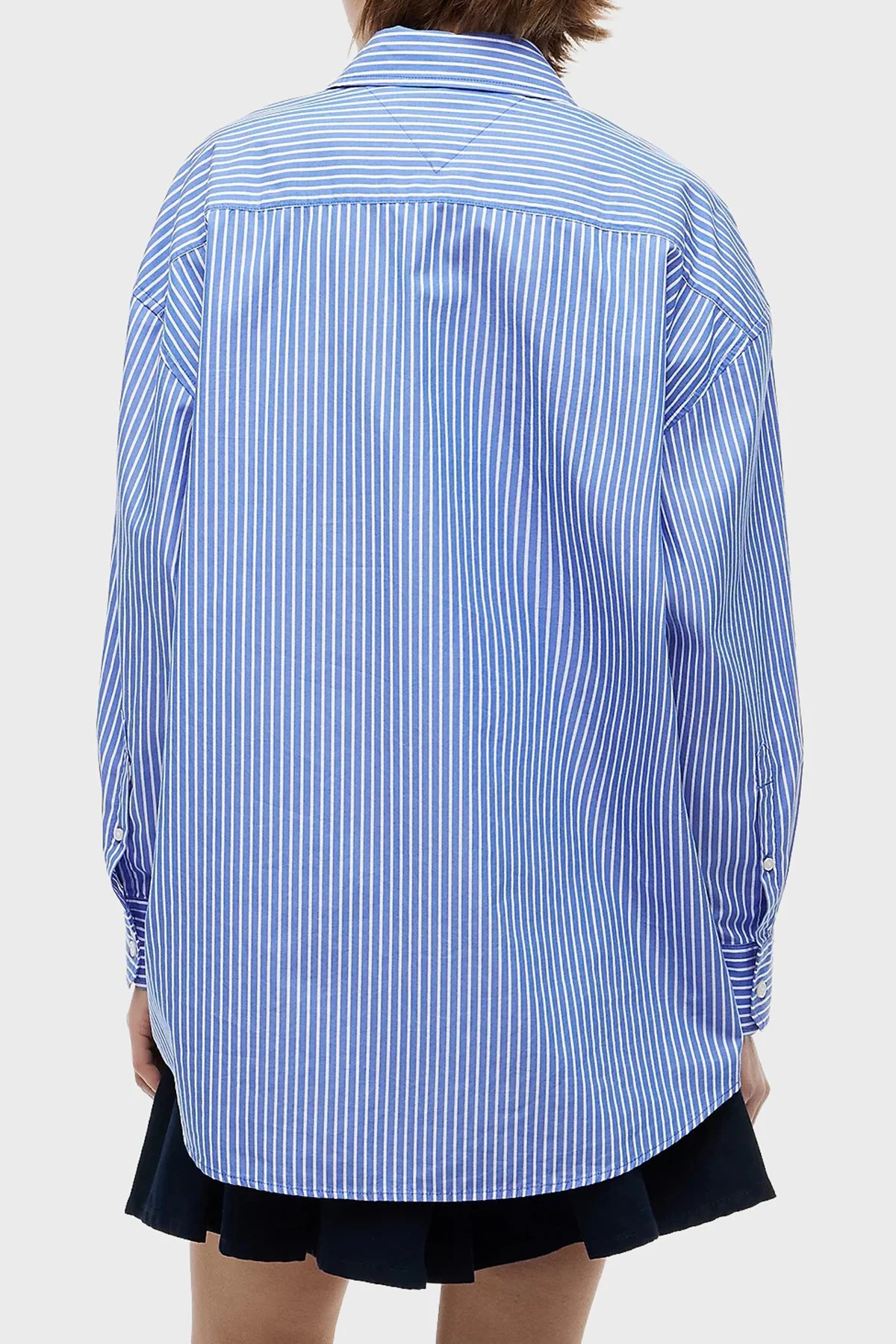 Tommy Jeans Pamuk Karışımlı Oversize Çizgili Poplin Kadın Gömlek DW0DW22936 C8P Mavi-beyaz - 4
