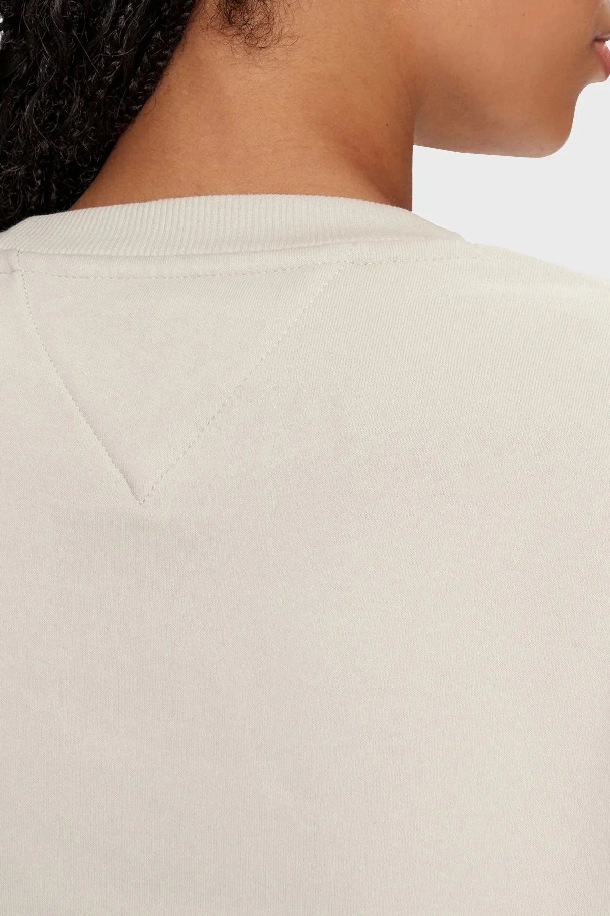 Tommy Jeans Pamuk Karışımlı Regular Fit Bisiklet Yaka Logolu Bayan Sweat DW0DW17323 ACG BEJ - 4
