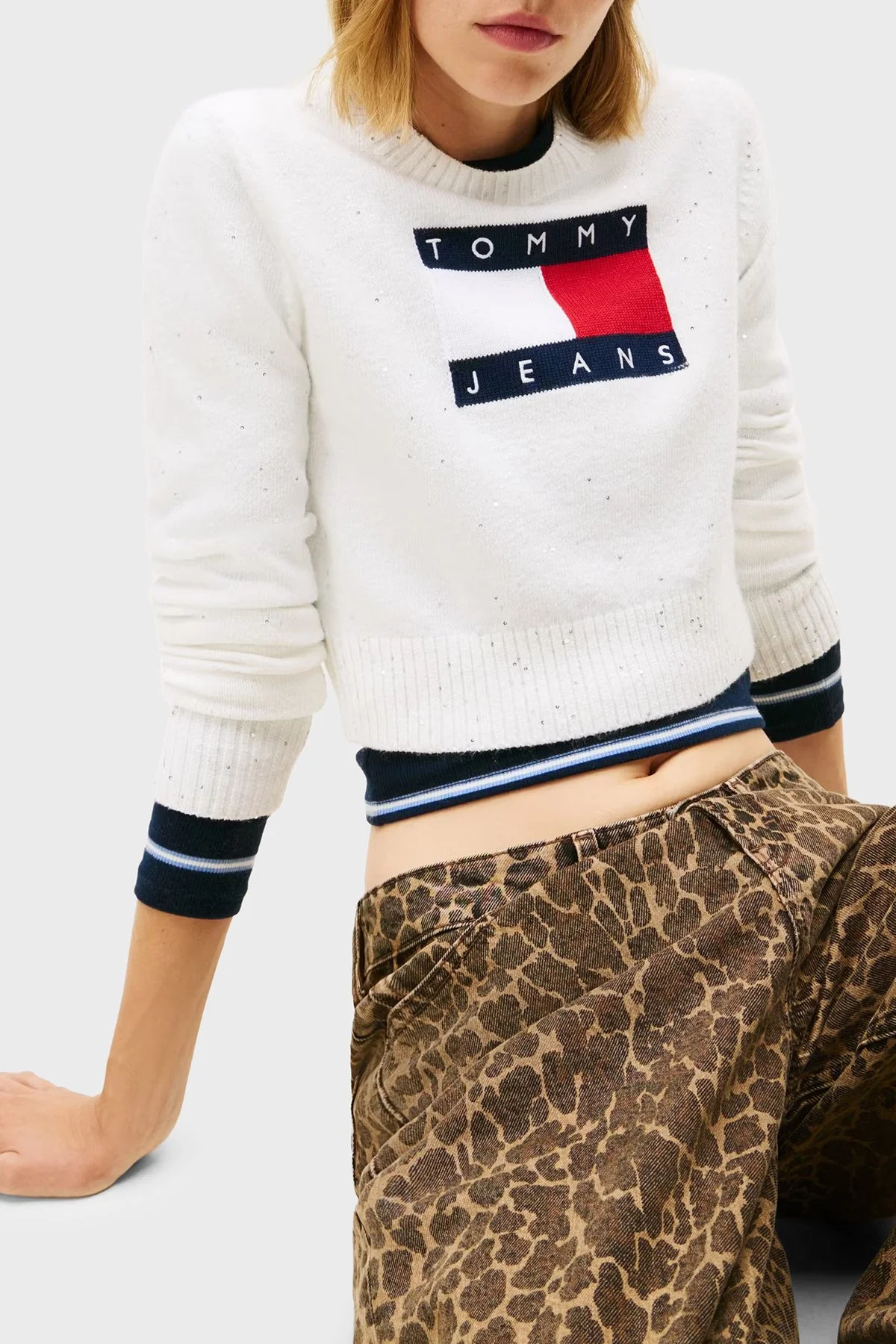 Tommy Jeans Pamuk Karışımlı Slim Fit Bisiklet Yaka Pul Detaylı Kadın Kazak DW0DW21690 YBH BEYAZ - 1