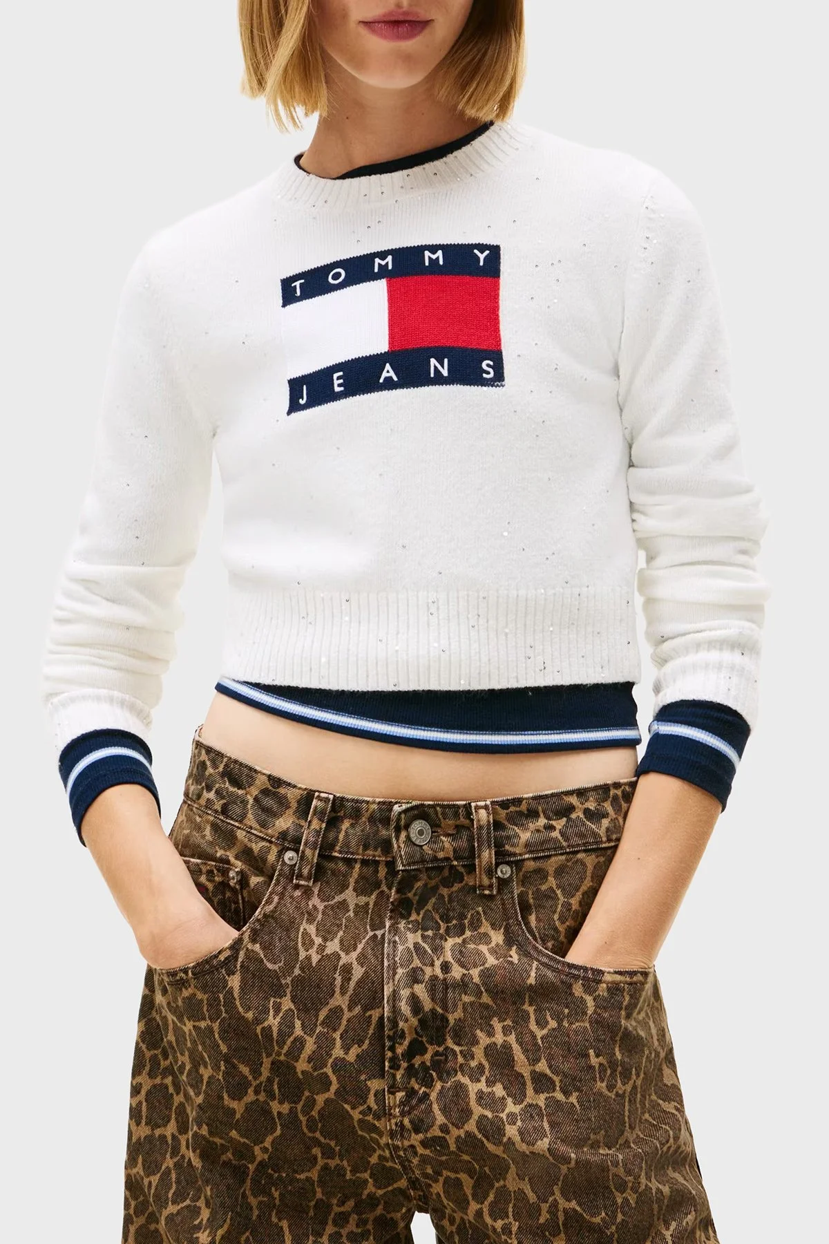 Tommy Jeans Pamuk Karışımlı Slim Fit Bisiklet Yaka Pul Detaylı Kadın Kazak DW0DW21690 YBH BEYAZ - 4