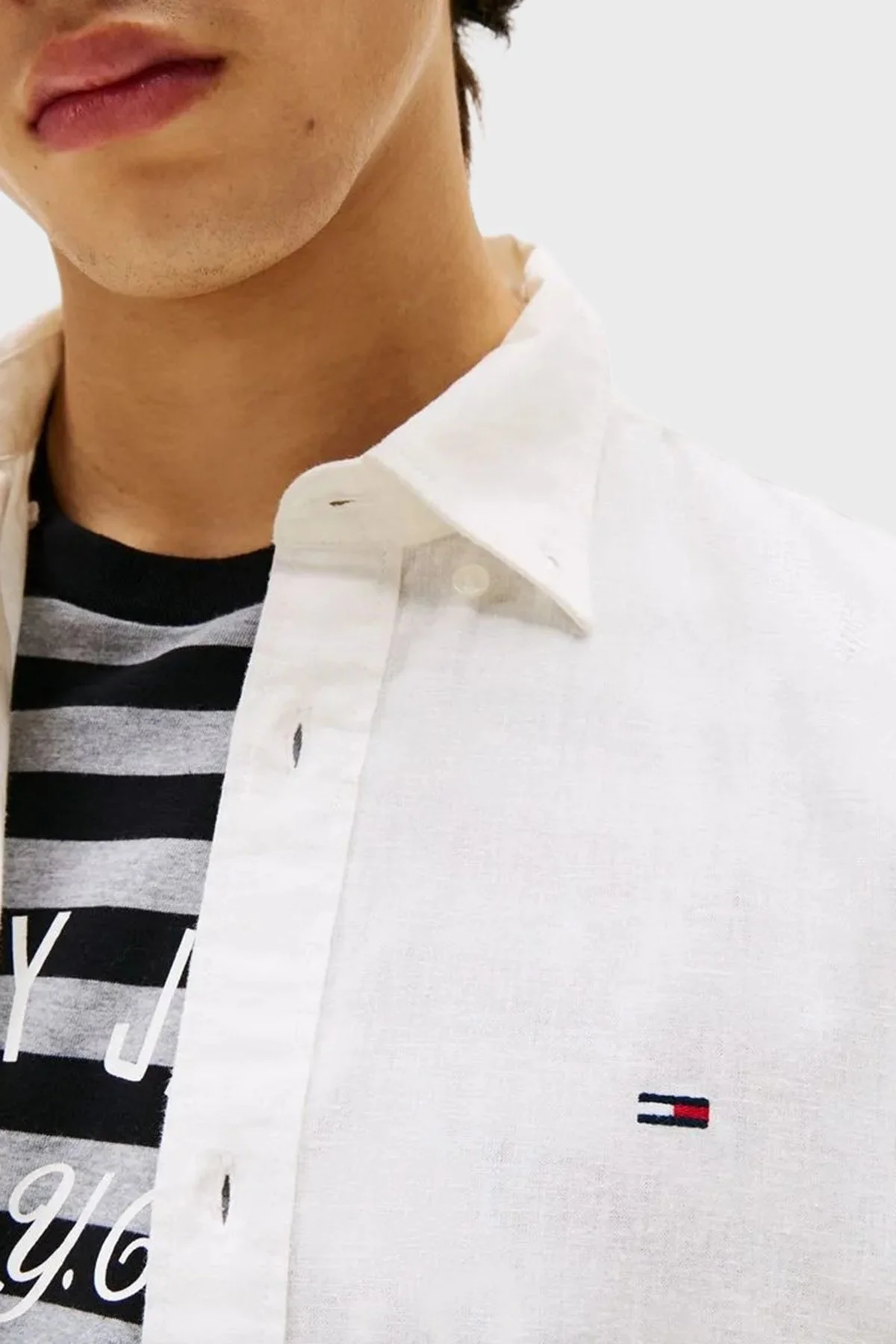 Tommy Jeans Pamuk ve Keten Karışımlı Regular Fit Düğmeli Yaka Erkek Gömlek DM0DM20875 YBL BEYAZ - 4