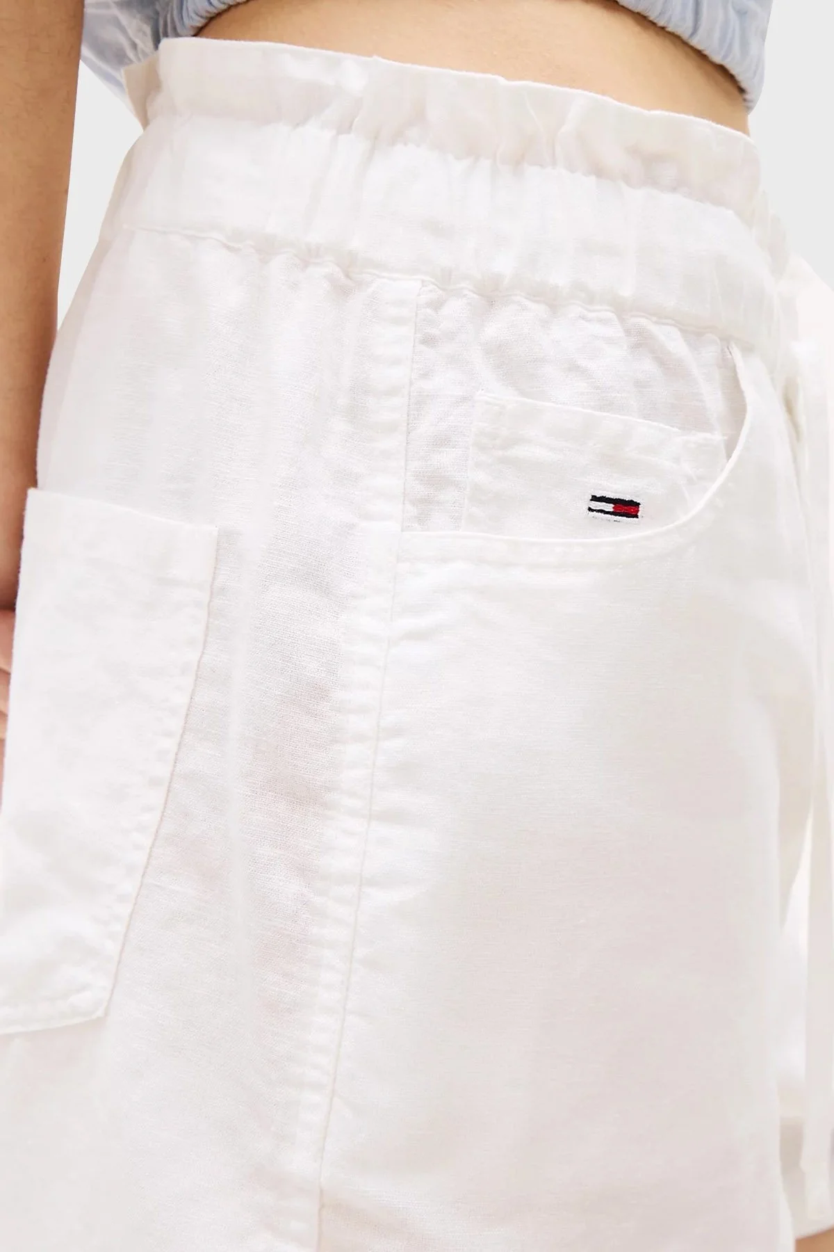 Tommy Jeans Pamuk ve Keten Karışımlı Regular Fit Normal Bel Mini Bayan Short DW0DW20360 YBL BEYAZ - 9