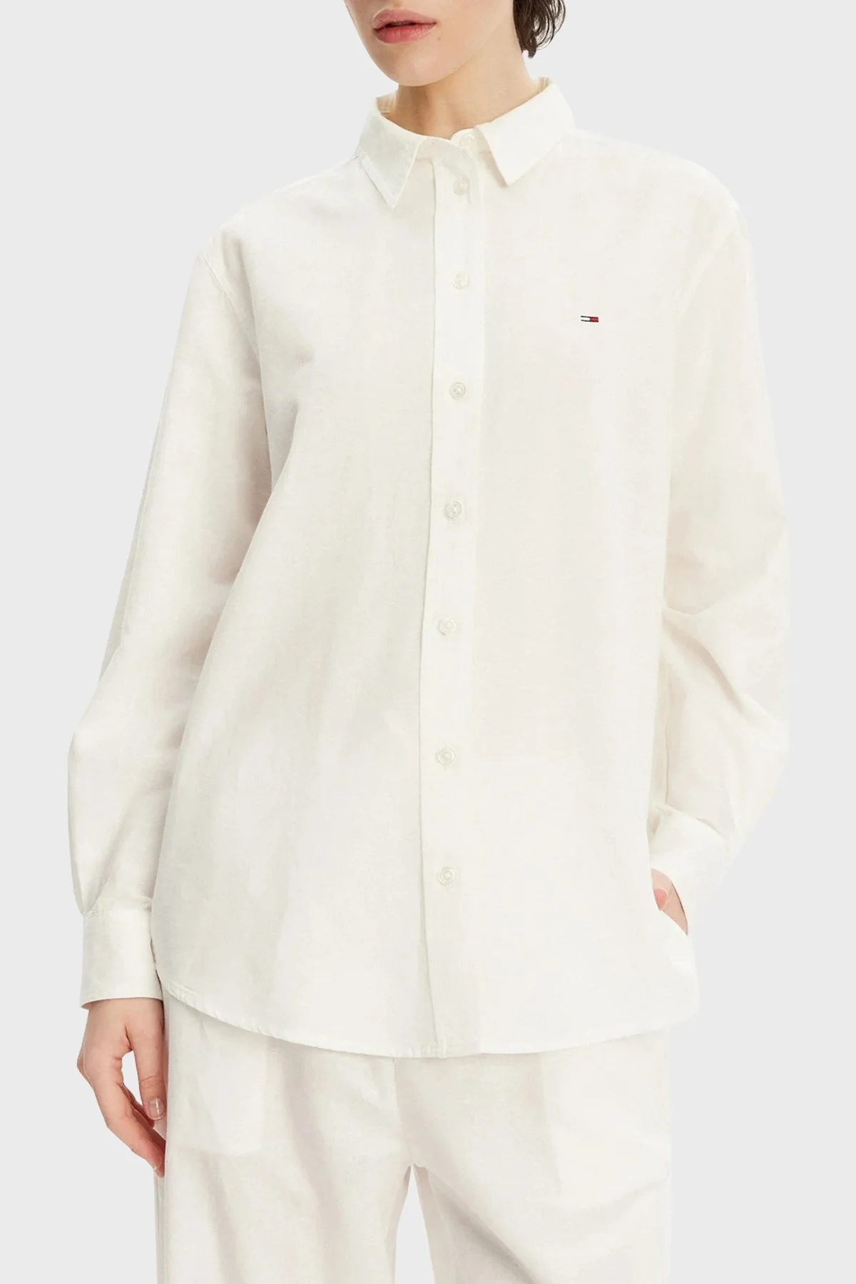 Tommy Jeans Pamuk ve Keten Karışımlı Relaxed Fit Düz Yaka Bayan Gömlek DW0DW20292 YBL BEYAZ - 6
