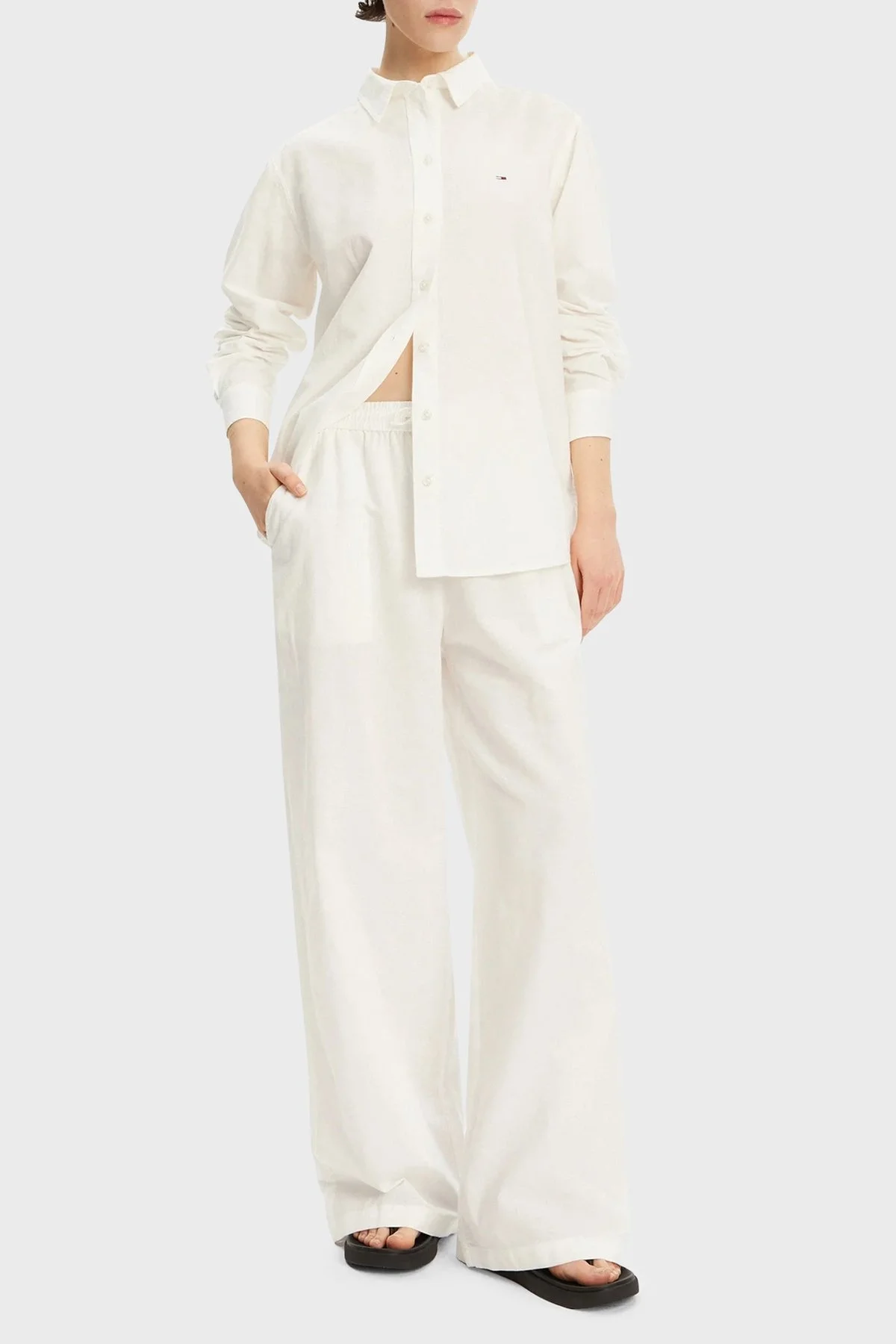 Tommy Jeans Pamuk ve Keten Karışımlı Relaxed Fit Düz Yaka Bayan Gömlek DW0DW20292 YBL BEYAZ - 7