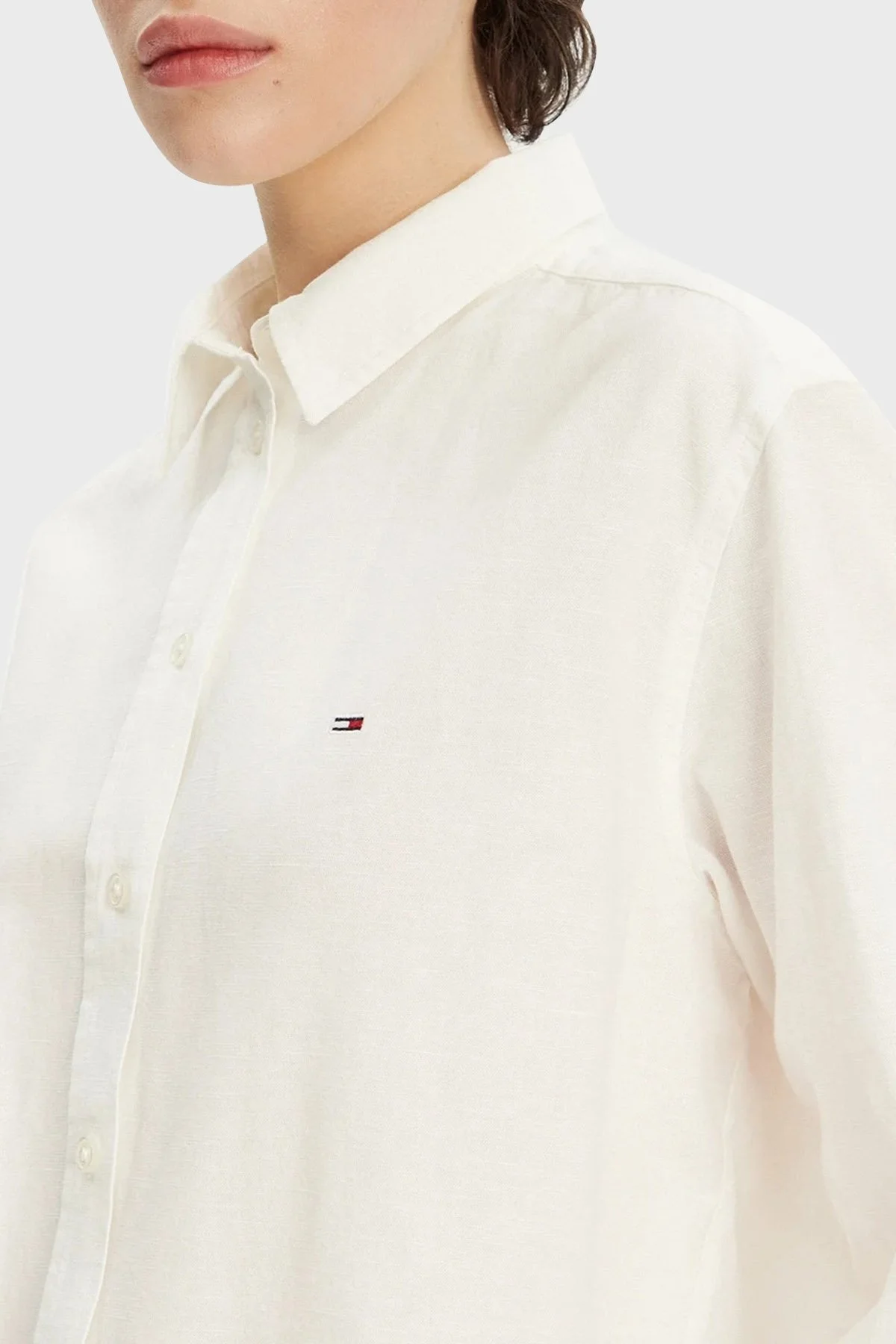 Tommy Jeans Pamuk ve Keten Karışımlı Relaxed Fit Düz Yaka Bayan Gömlek DW0DW20292 YBL BEYAZ - 9