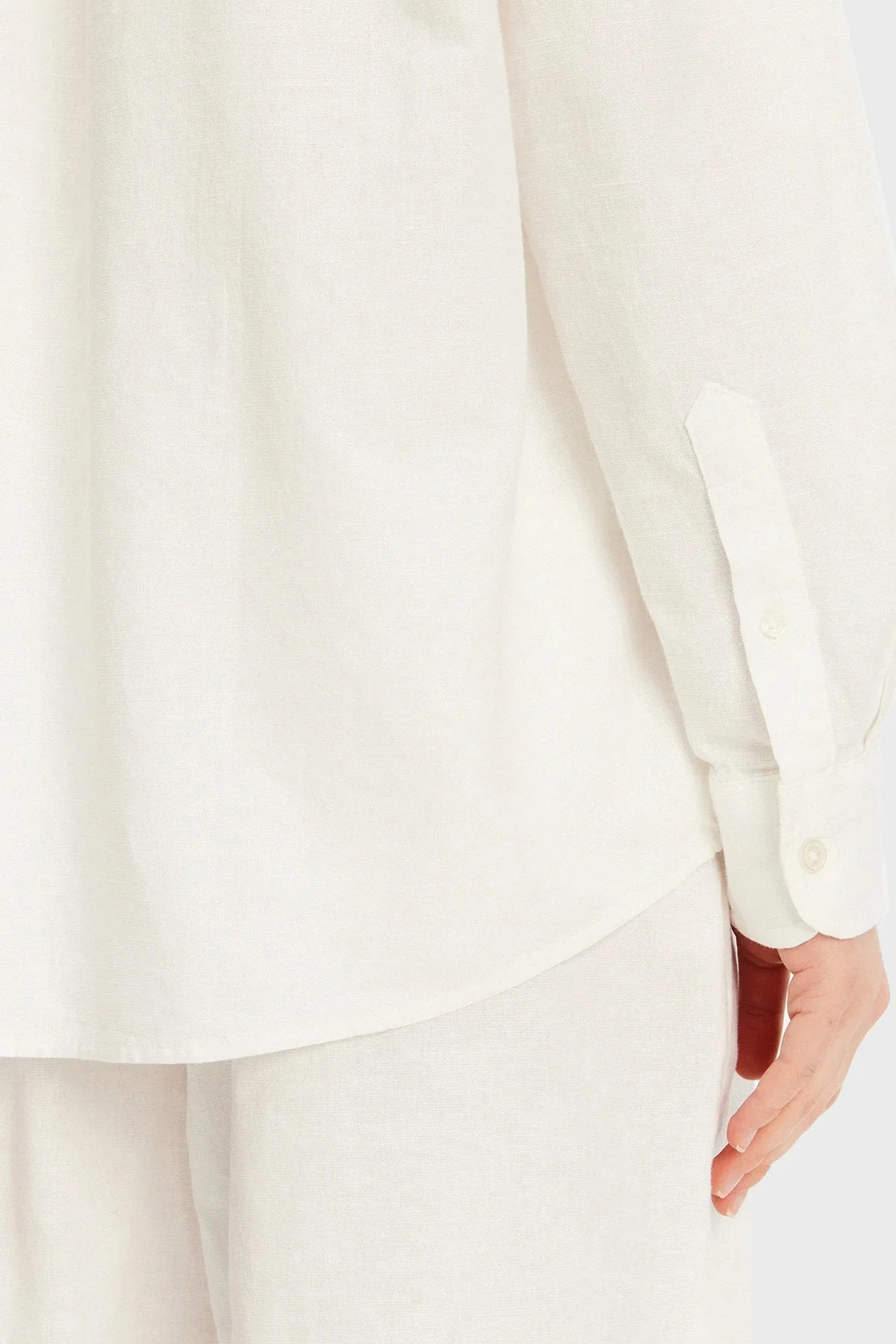 Tommy Jeans Pamuk ve Keten Karışımlı Relaxed Fit Düz Yaka Bayan Gömlek DW0DW20292 YBL BEYAZ - 10