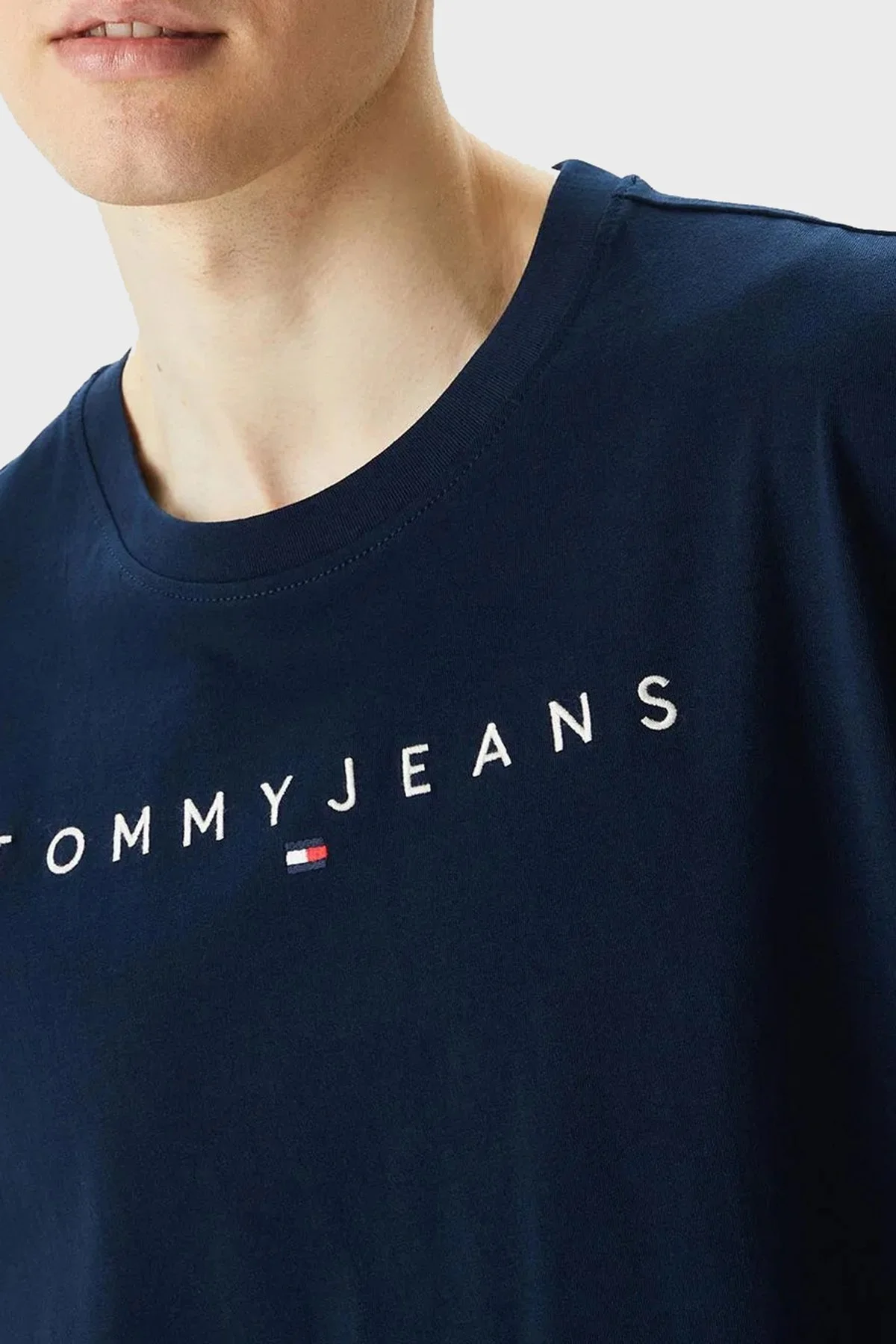 Tommy Jeans Pamuklu Bisiklet Yaka Erkek T Shirt DM0DM17993 C1G LACİVERT - 4