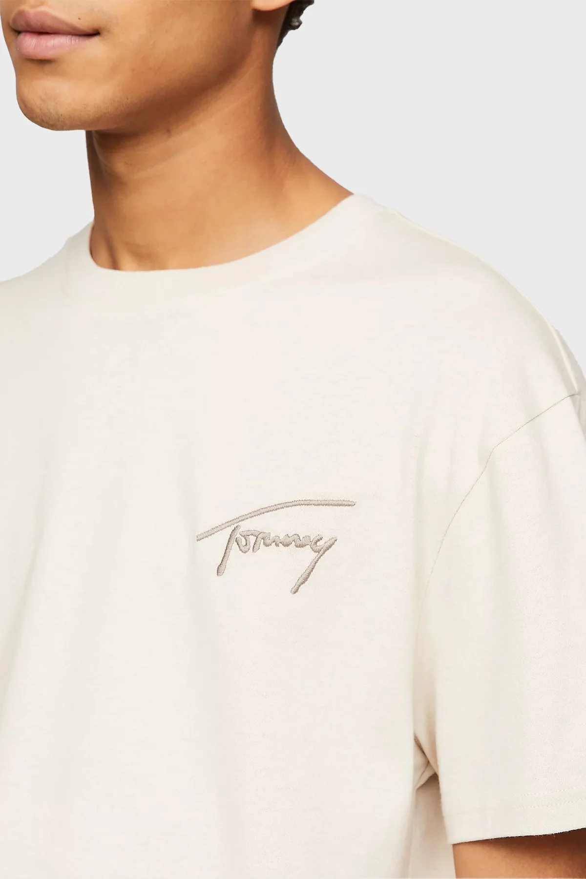Tommy Jeans Pamuklu Bisiklet Yaka Regular Fit Erkek T Shirt DM0DM17994 ACG BEJ - 3