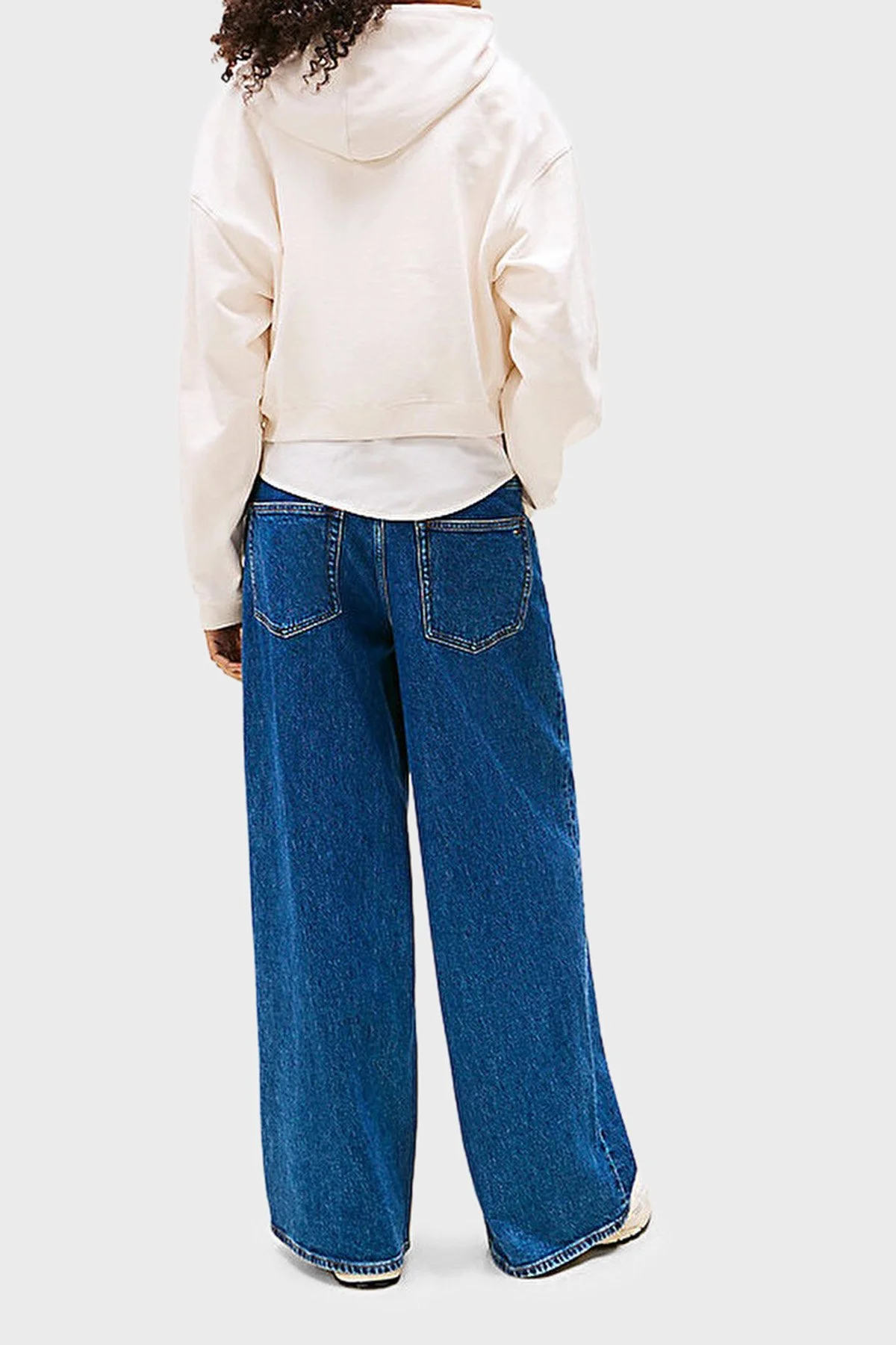 Tommy Jeans Pamuklu Boxy Fit Kapüşonlu Logolu Bayan Sweat DW0DW21598 YBH BEYAZ - 3