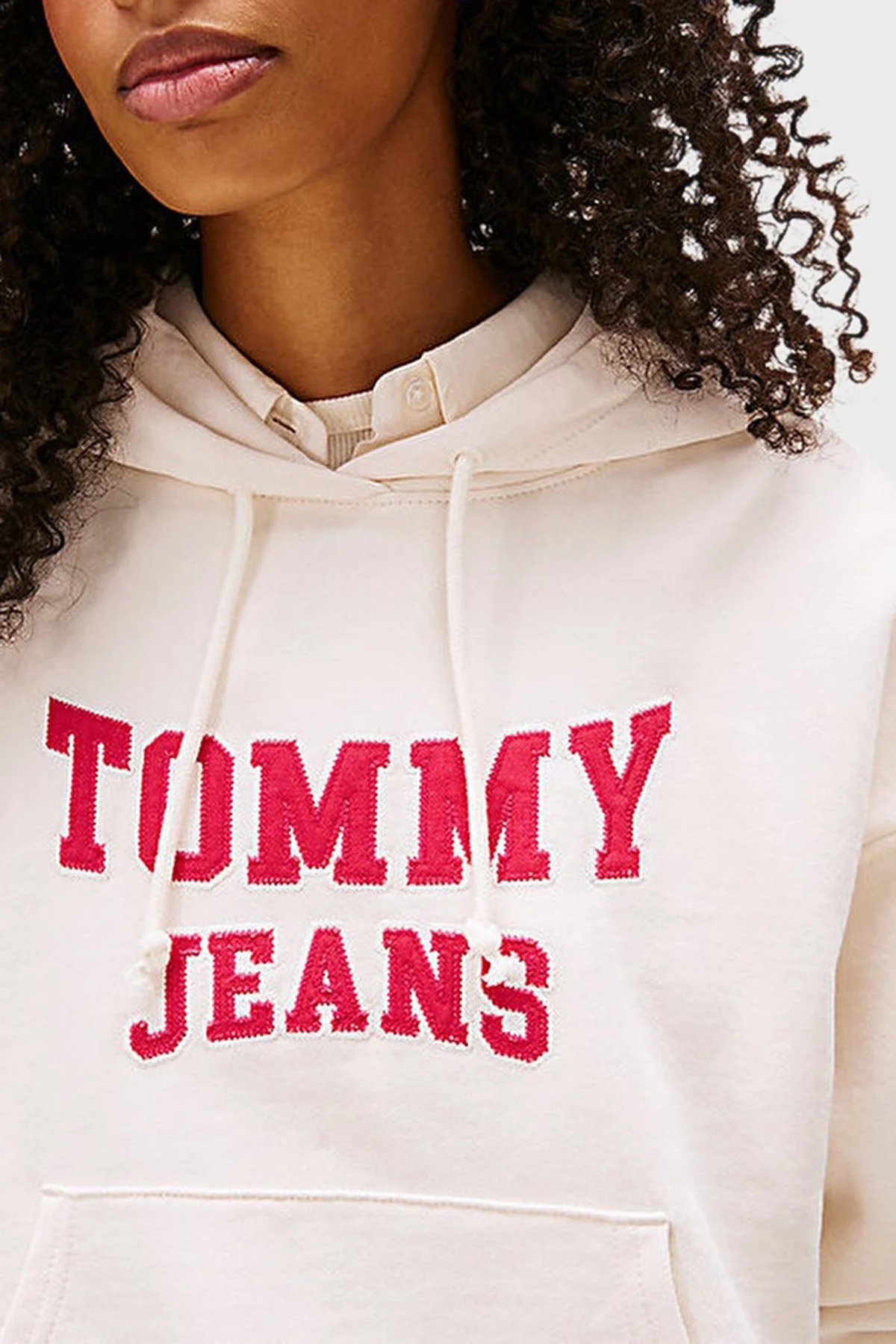 Tommy Jeans Pamuklu Boxy Fit Kapüşonlu Logolu Bayan Sweat DW0DW21598 YBH BEYAZ - 4