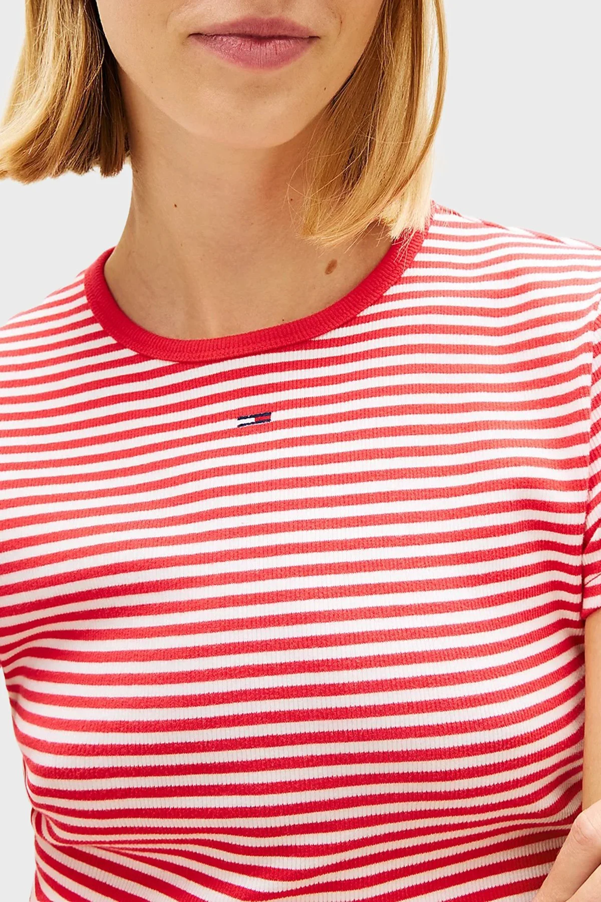 Tommy Jeans Pamuklu Çizgili Slim Fit Bisiklet Yaka Kadın T Shirt DW0DW17383 0EY KIRMIZI-BEYAZ - 4