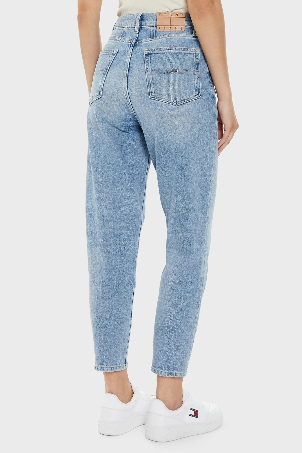 Tommy Jeans Pamuklu Mom Fit Yüksek Bel Jeans Bayan Kot Pantolon DW0DW19247 1AB AÇIK MAVİ - 3