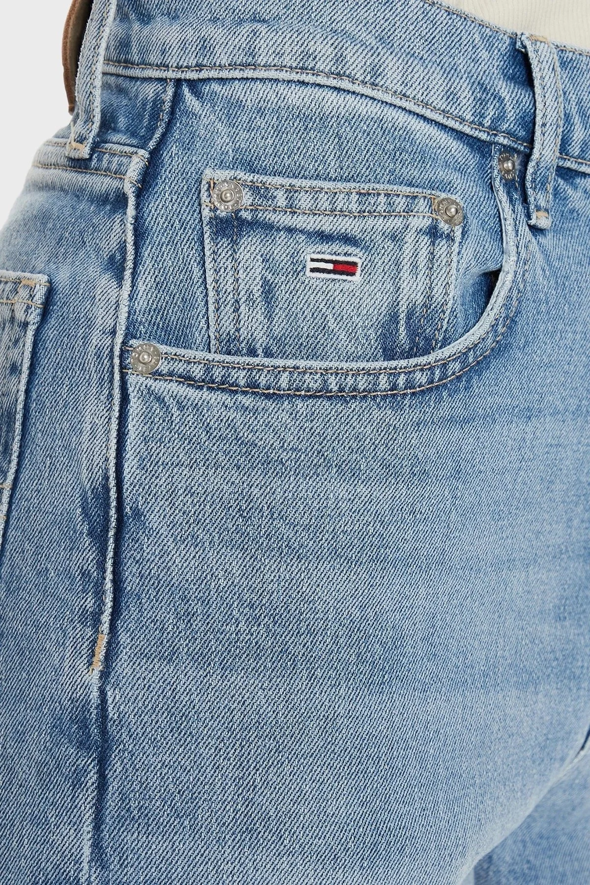 Tommy Jeans Pamuklu Mom Fit Yüksek Bel Jeans Bayan Kot Pantolon DW0DW19247 1AB AÇIK MAVİ - 4