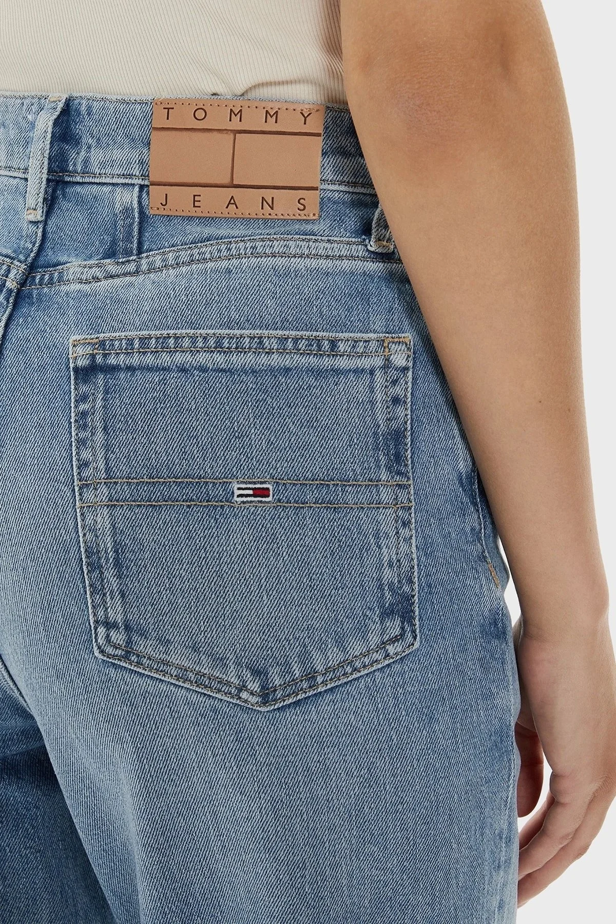 Tommy Jeans Pamuklu Mom Fit Yüksek Bel Jeans Bayan Kot Pantolon DW0DW19247 1AB AÇIK MAVİ - 5