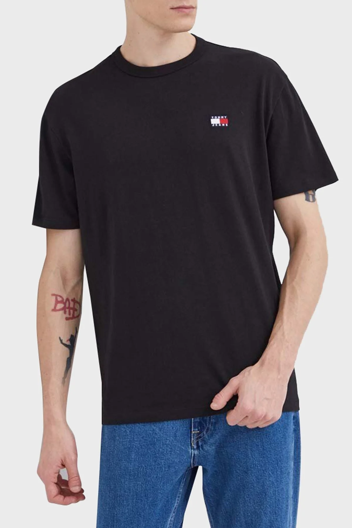 Tommy Jeans Pamuklu Regular Fit Bisiklet Yaka Erkek T Shirt DM0DM17995 BDS SİYAH - 1