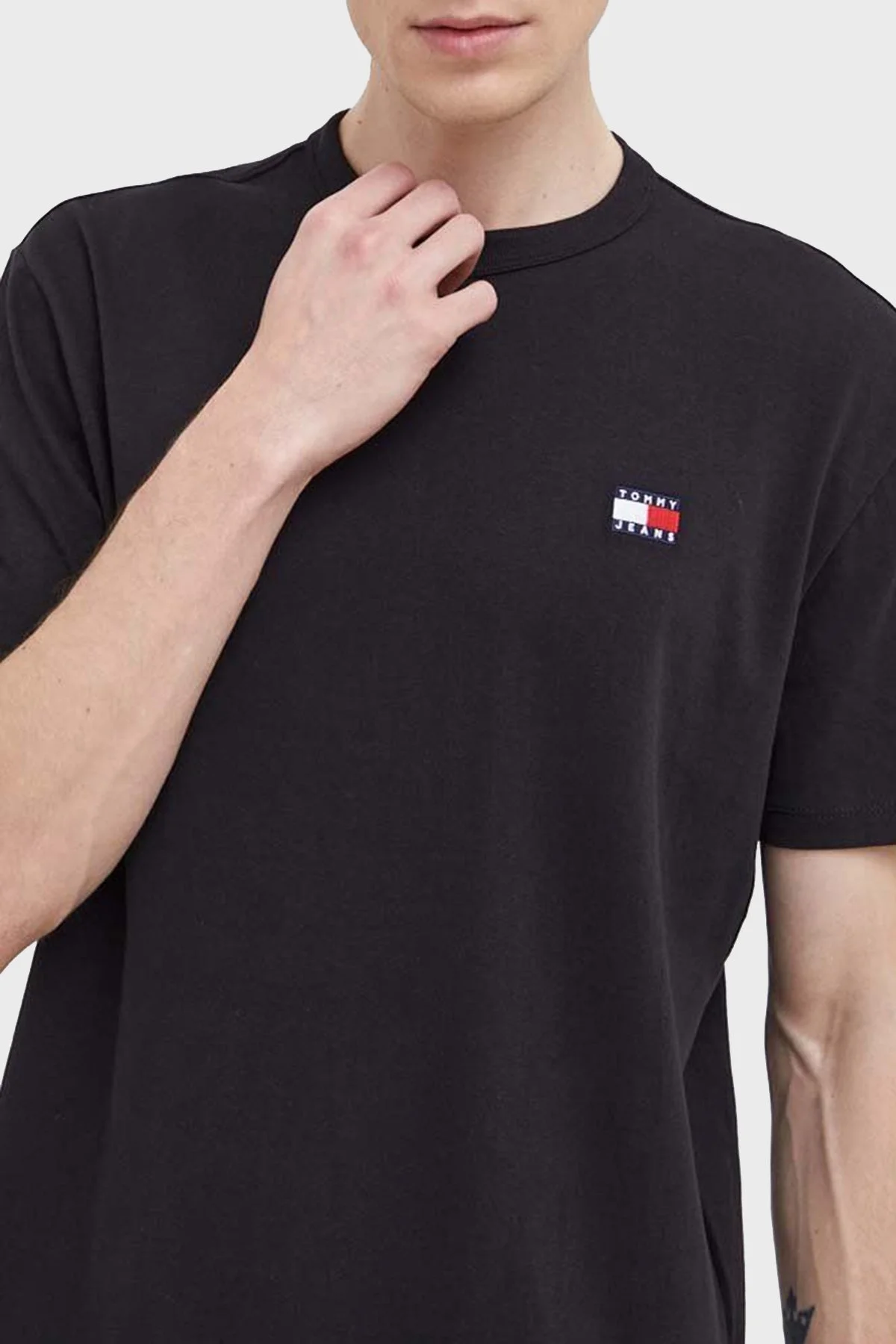 Tommy Jeans Pamuklu Regular Fit Bisiklet Yaka Erkek T Shirt DM0DM17995 BDS SİYAH - 2