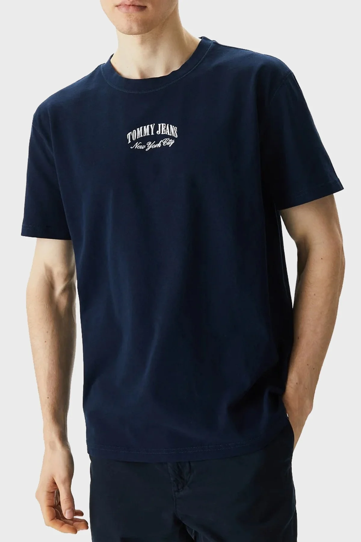 Tommy Jeans Pamuklu Regular Fit Bisiklet Yaka Erkek T Shirt DM0DM18275 C1G LACİVERT - 1