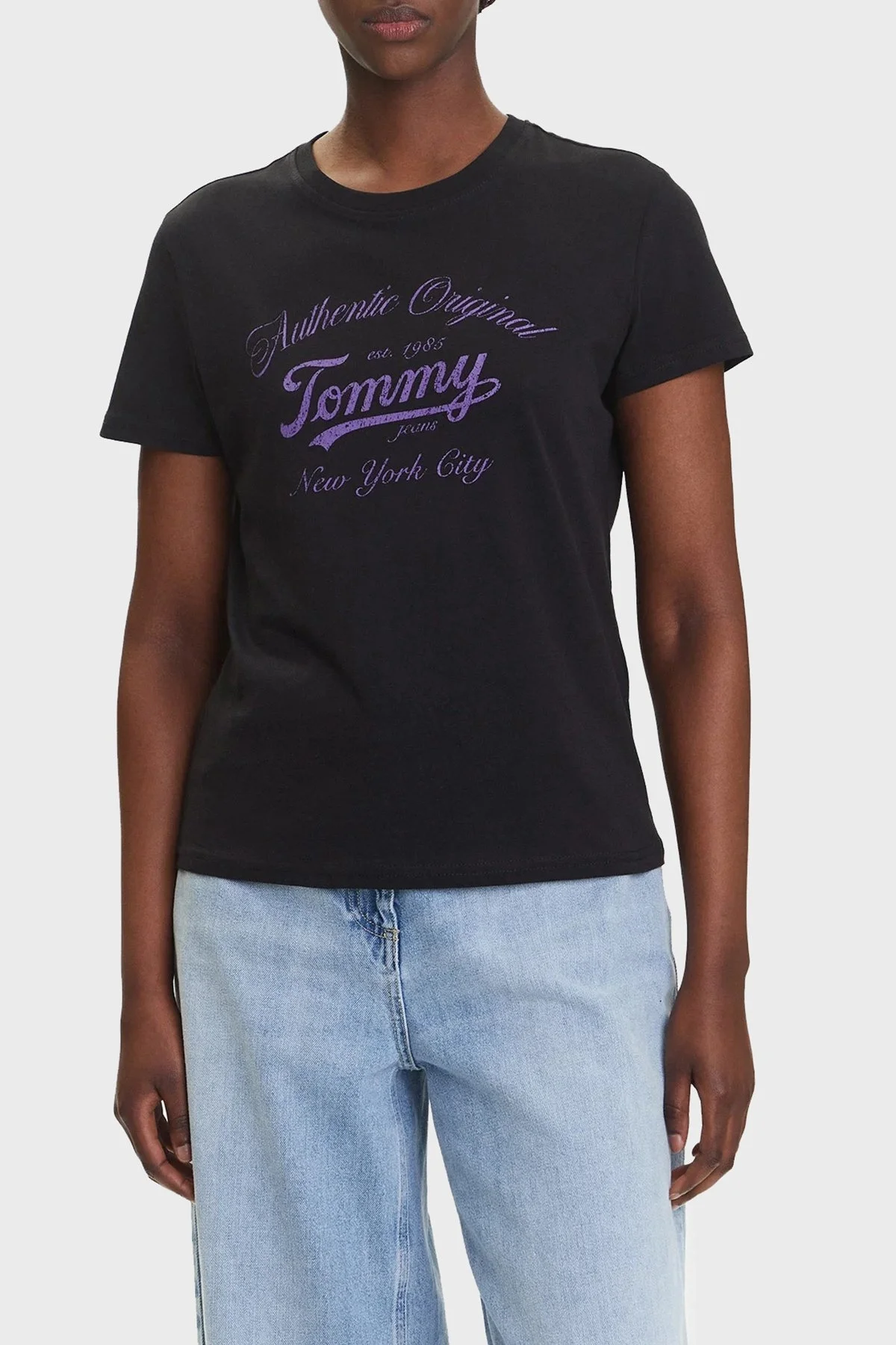 Tommy Jeans Pamuklu Regular Fit Bisiklet Yaka Logolu Bayan T Shirt DW0DW21404 BDS SİYAH - 1