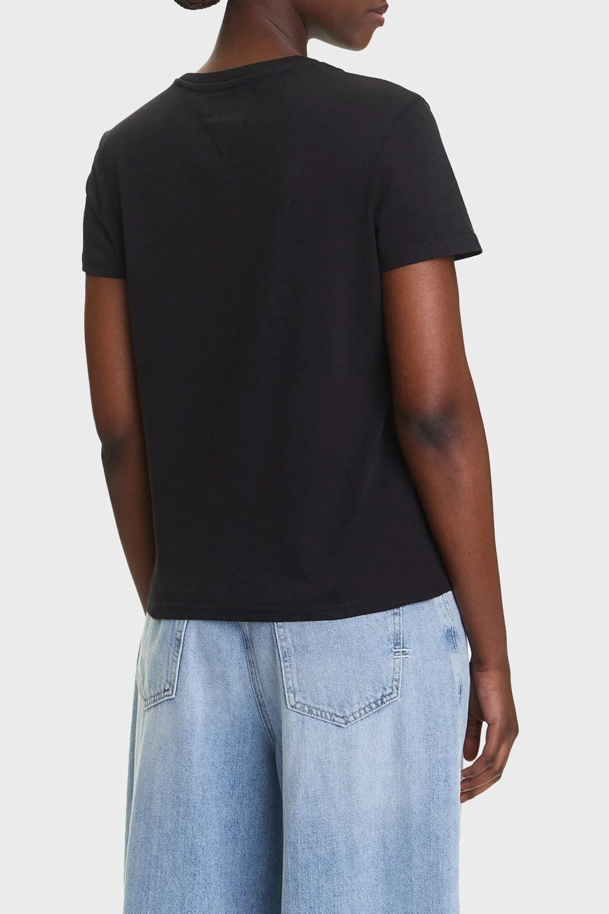 Tommy Jeans Pamuklu Regular Fit Bisiklet Yaka Logolu Bayan T Shirt DW0DW21404 BDS SİYAH - 3