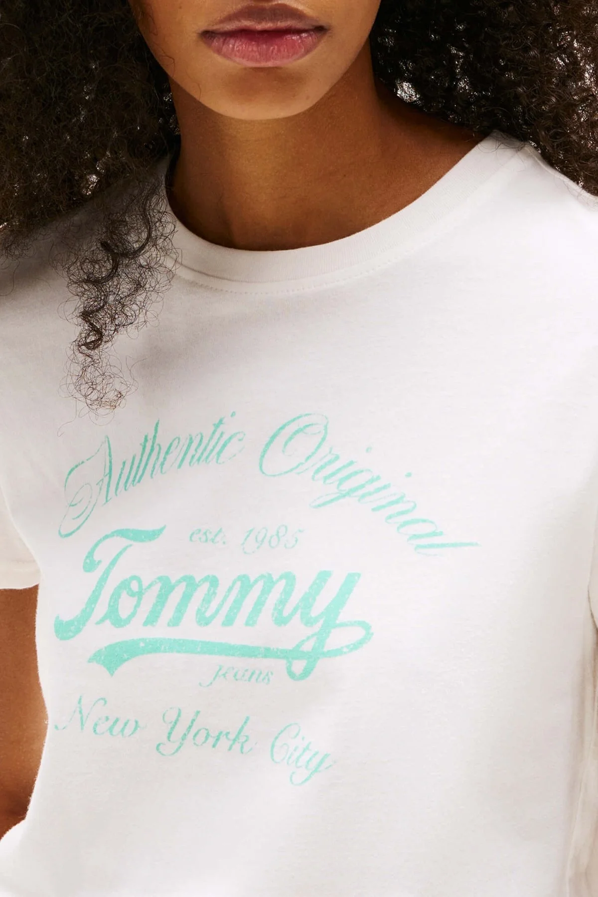 Tommy Jeans Pamuklu Regular Fit Bisiklet Yaka Logolu Bayan T Shirt DW0DW21404 YBL BEYAZ - 4