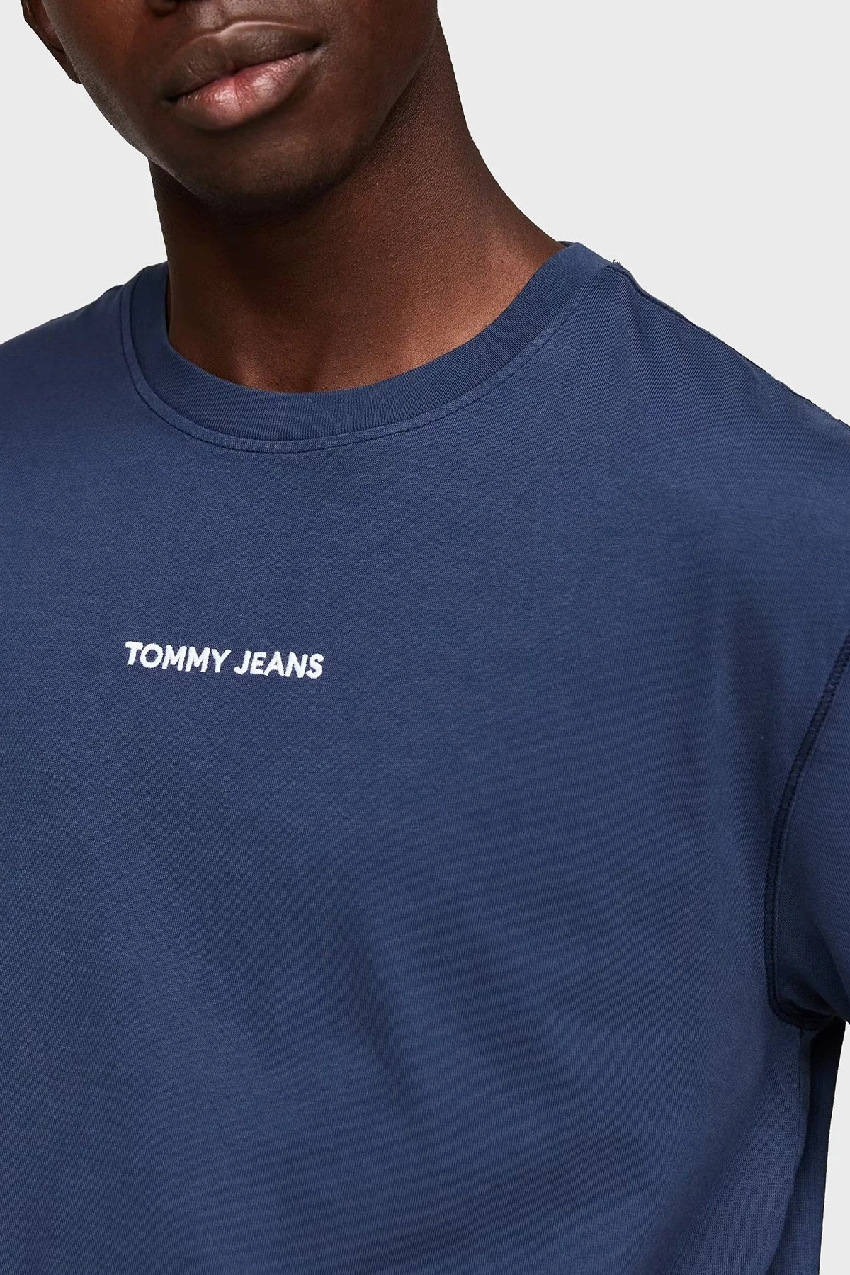 Tommy Jeans Pamuklu Regular Fit Bisiklet Yaka Logolu Erkek T Shirt DM0DM18519 C1G LACİVERT - 4