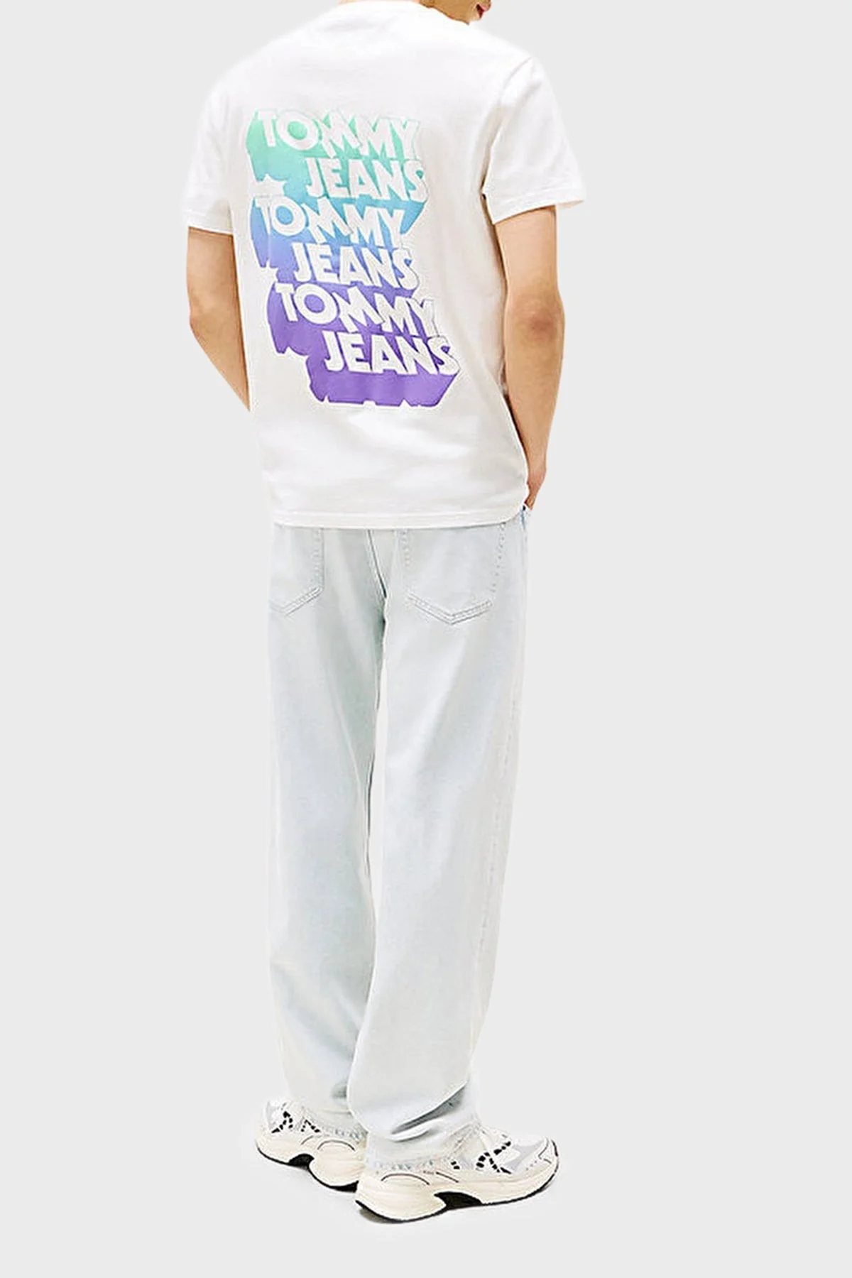 Tommy Jeans Pamuklu Regular Fit Bisiklet Yaka Sırtta Logo Detaylı Erkek T Shirt DM0DM21589 YBL BEYAZ - 3