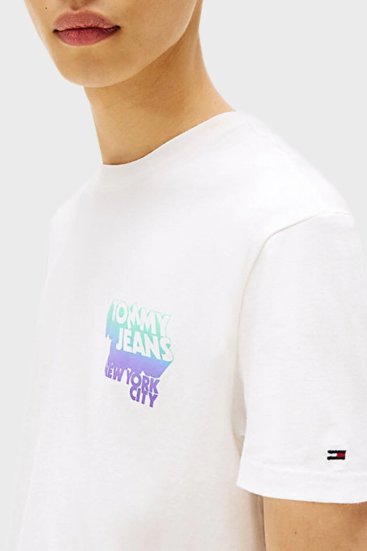 Tommy Jeans Pamuklu Regular Fit Bisiklet Yaka Sırtta Logo Detaylı Erkek T Shirt DM0DM21589 YBL BEYAZ - 4