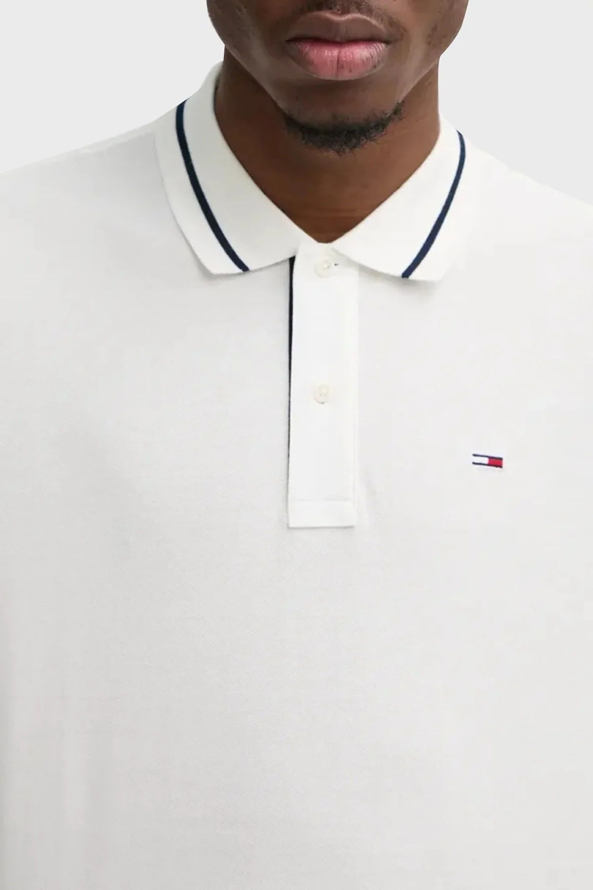 Tommy Jeans Pamuklu Regular Fit Düğmeli Erkek Polo Yaka T Shirt DM0DM20745 YBL BEYAZ - 4
